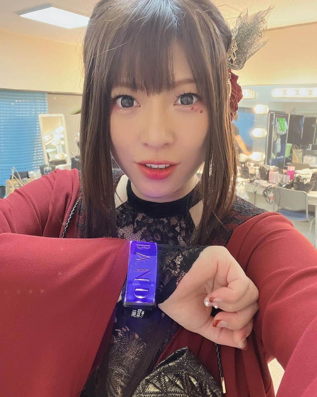 鈴華ゆう子のインスタグラム：「「さ、みんな行くわよ。準備はいい？変っ身！！！」 のイメージで撮影。VIPの光るブレス。  今日は、東京は  #中野サンプラザ ありがとうございました！ 思い出深い会場で、最高の1日を作る事ができました。今日来てくれたみんなは本当にノリがよくて楽しかったよ！ 中野サンプラザは、私が詩吟で全国大会優勝した会場でもあり、無くなってしまうのが本当に寂しいです。 中野サンプラザ、私のメジャー人生のスタート地点。 ありがとう。  #和楽器バンド  #鈴華ゆう子  #ボカロ三昧2大演奏会  #yukosuzuhana  #Wagakkiband」