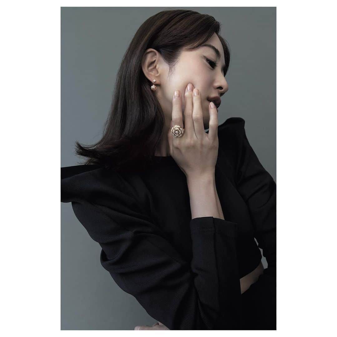 のインスタグラム：「* STORY 10月号 @story_love40   「CHANEL」 @chanelofficial   * #story #chanel」