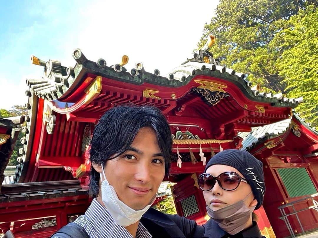 広田レオナのインスタグラム：「11日は朝からクラブでの撮影 車椅子で撮影するのは嫌なんで痛み止めMAX過ぎ服用してなんとか😂 案の定、一昨日は朝から歩けず😅杖を買わないかんなと😂 ヒロムくんに明日は結婚記念日なんだがと言われ…😂😂😂しまった…また忘れていた😅全ての記念日についていけない私の性格…申し訳ない… 昨日は朝から式を挙げた箱根神社に無事4年の月日を一緒に過ごせた事を報告に行ってきました🍀 式を執り行ってくださった禰宜の柘植さんもいらっしゃってご挨拶も出来て良かった✨ 次は階段をのぼりたい😂  #箱根神社の巫女さんが私のインスタを見てくれてるの嬉しかった #二拠点生活 #手術はもういやだ😂から水泳頑張る」