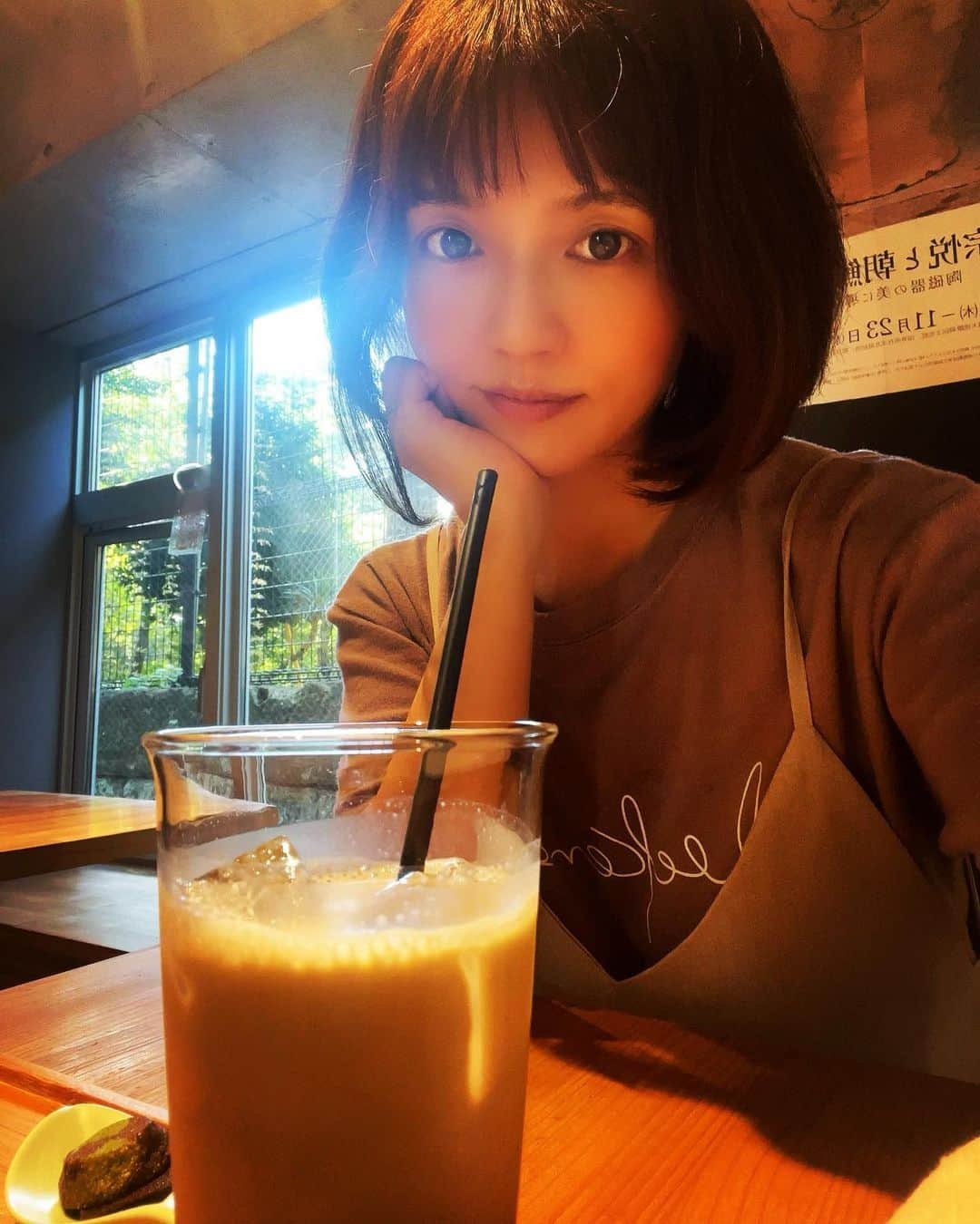 茜結のインスタグラム：「カフェで時間潰し中☕️ 素敵なカフェ見つけれて最高 ほうじ茶ラテ  #可愛い宇宙人 #可愛い女の子 #撮影好きな人とつながりたい#おしゃれさんと繋がりたい #おしゃれな人と繋がりたい #撮影依頼受付中#カフェ」