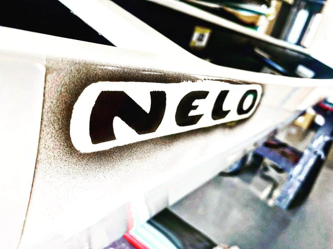 桐明輝子のインスタグラム：「. . . remove the seal  #NELO #nelo #canoe #canoesprint  #canoesport  #canoelife #canoekayak  #canoepaddle #canoë #canoeing #canoejapan #boat #paint #painting  #boatpaint  #👩🏼‍🎨 #🖤」