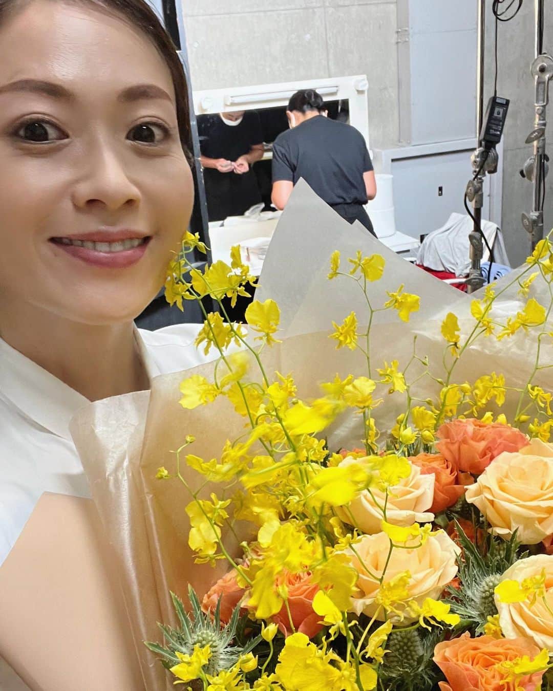 畑野ひろ子のインスタグラム：「最高のスタッフに囲まれ、無事に終了しました！ 後ろには、ヘアメイクの　@tomokookada さん😆 仕上がりも楽しみです✨  またこちらでも報告させてください💙」