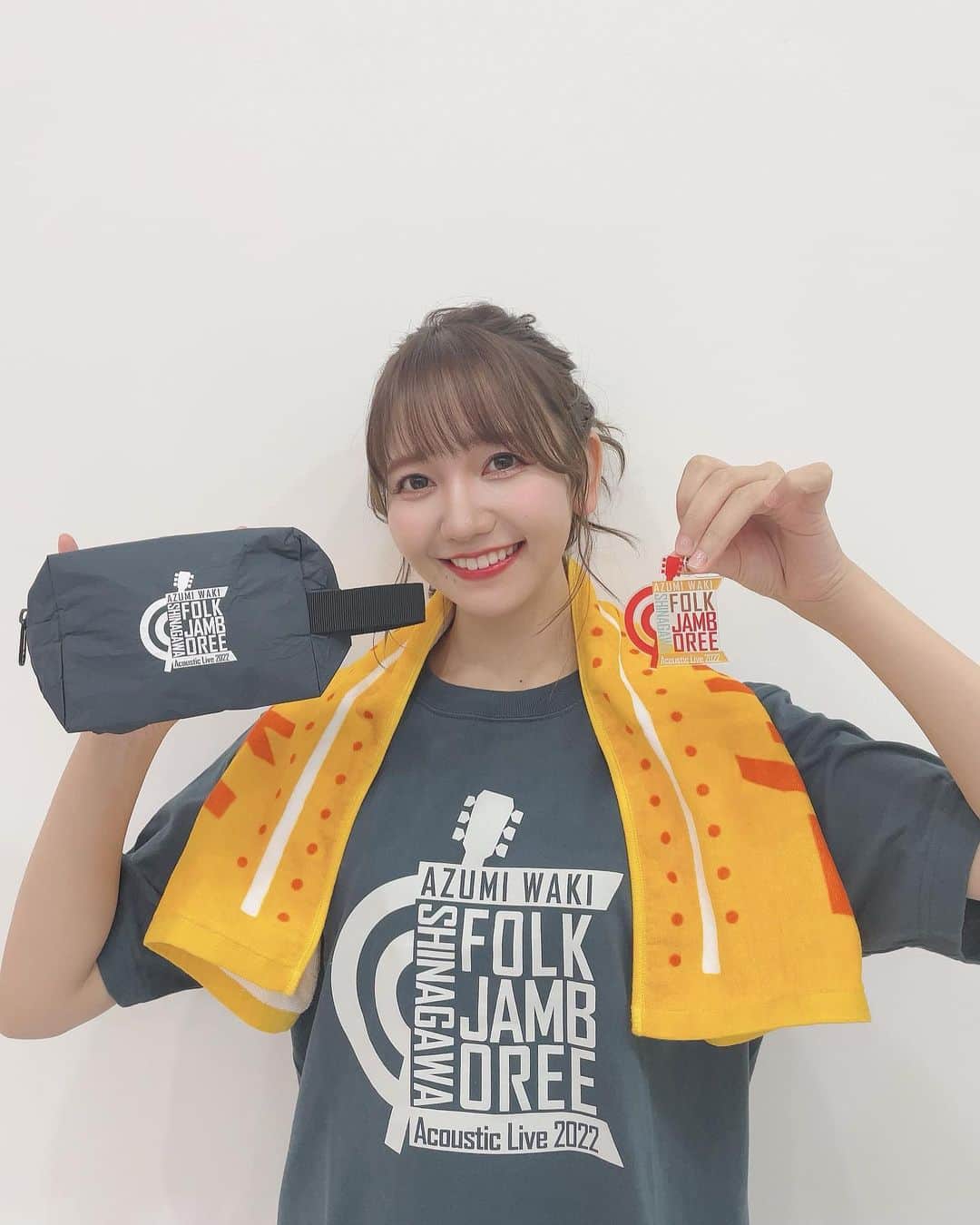 和氣あず未のインスタグラム：「9月24日開催 和氣あず未 アコースティックライブ2022 〜品川フォークジャンボリー〜  グッズが完成しました🙌  あじゅじゅ着用のTシャツはLサイズです👚是非ゲットしてくださいね✨📝  #和氣あず未フォークジャンボリー」