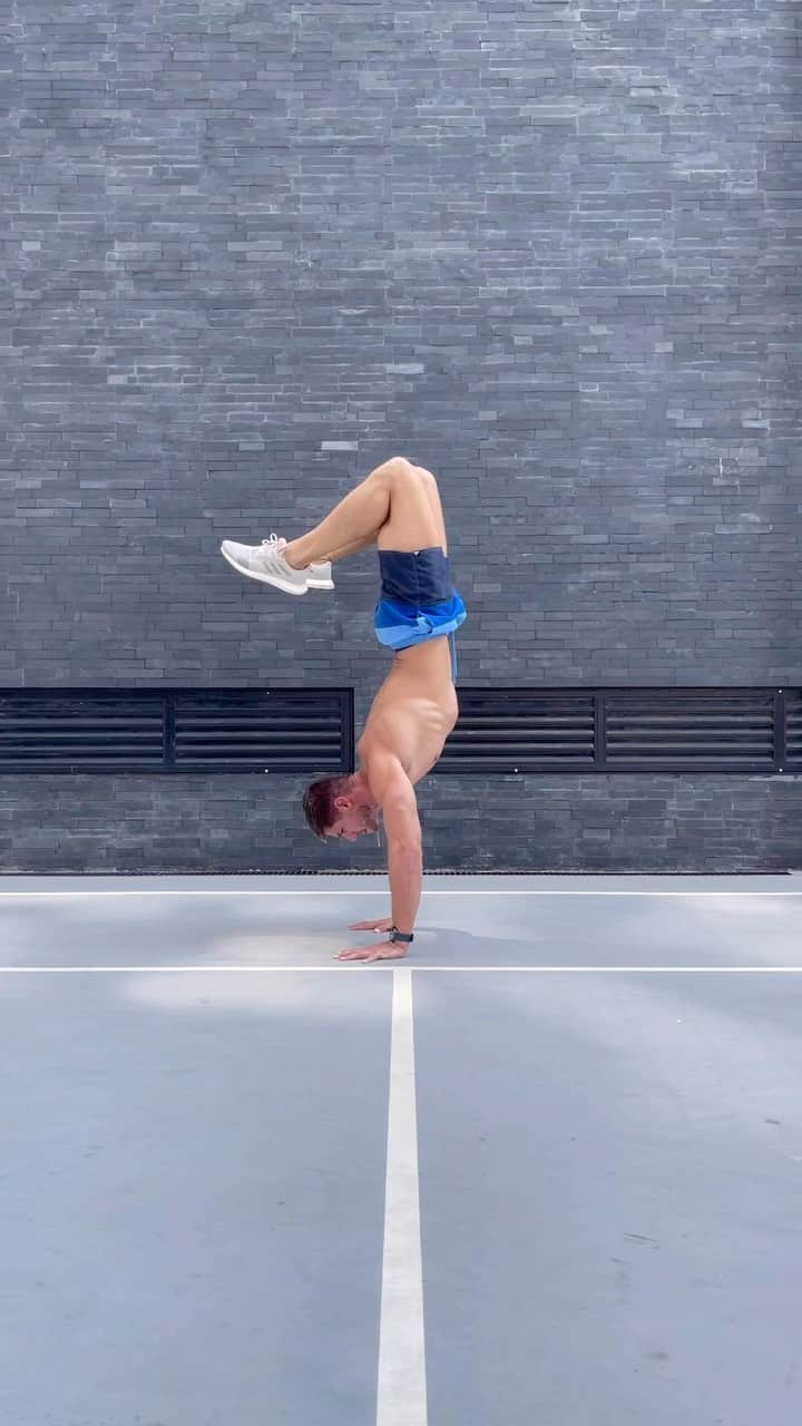 Jonas Sulzbachのインスタグラム：「Parada de mão 🪬 #handstand」