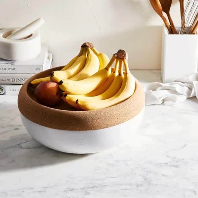 Food52のインスタグラム：「This large ceramic fruit bowl from @emilehenryusa has a dark and temperature-stable hiding spot for potatoes, onions, or not-quite-ripe fruits. Meanwhile, that shallow space in the lid is a perfect seat for things that need a little time to breathe. Fun fact: The cork lid is inspired by an old trick where people would toss wine corks in their fruit bowls to absorb extra moisture and keep fruit flies away. Pretty cool, huh? Tap to shop or get yours via the link in bio! 📸: @bobbilinstudio #f52community」