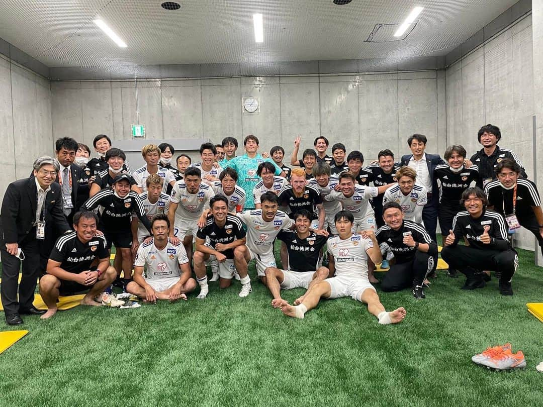 中島元彦のインスタグラム：「久々の勝利。 個人の応援歌も作ってくださりありがとうございます😊 こっからもっと勝ち積み重ねていこう💪  #ベガルタ仙台 #44 #ほな」