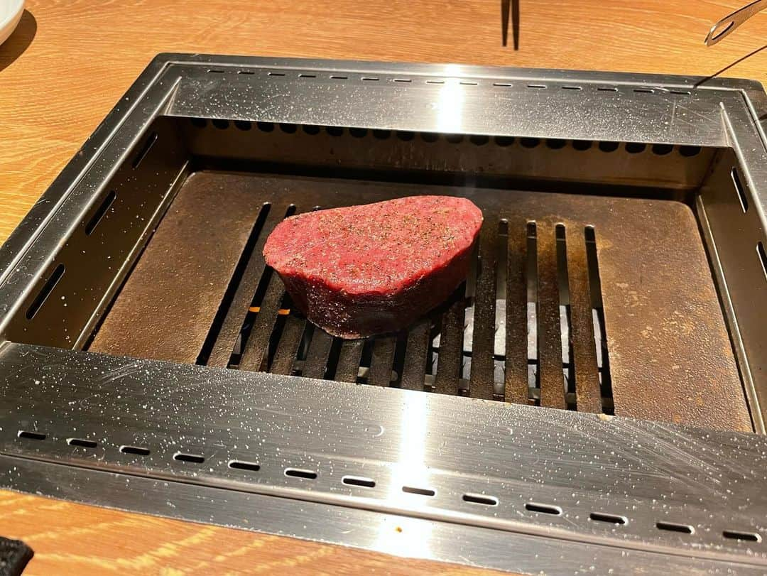 まさちゅうさんのインスタグラム写真 - (まさちゅうInstagram)「百獣の王と肉を食べる🍖  今まで食べた肉で1番美味しかったです。ご馳走様でした！  武井さんめちゃくちゃええ人で話しやすいし最高や。また一緒に仕事できるように頑張ろ🎮 #武井壮」9月14日 23時25分 - masachu39