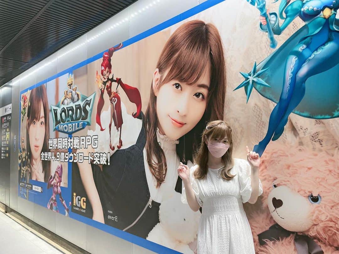 メイリ（美梨）のインスタグラム：「晚上好✨ #ローモバ の広告が渋谷駅にでたときの😍💕 . 嬉しかったー！！！✨✨ このときなんか朗読劇とか舞台でバタバタしててインスタに上げ忘れてました笑 . 対面した時の動画も撮ったので、今度YouTubeにアップします！！😆笑 . 撮ってくれたまほほありがと🫶🤍🌸 . 広告で着ているデニムワンピースは @for_overe #overE さんのです💕 . 最近もかわいい新作沢山でてるし、モデルもやらせていただいてるのでoverEさん要チェックです🫶💗 . . #広告 #美梨 #メイリ #meiri #渋谷駅」