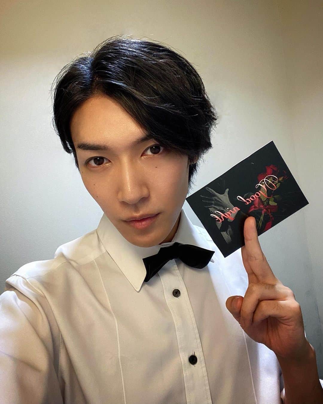 伊藤澄也のインスタグラム：「. 遅ればせながらインスタの方でも。 改めて「鴇色珊瑚物語」ご来場頂いた皆様、 誠にありがとうございました！ . 今回はバーテンダーの浅葱鷹介役を演じたんだけど、 それと同時に浅葱に変装して豪華客船に潜入した 怪盗ナイトを演じました🎩 まあ主にナイト9:本物の浅葱1の割合だったけどね笑  本物の浅葱はというとめちゃくちゃに訛ってる 田舎者だったから訛りながらの台詞が難しかったです。笑 でも作品の中でキャラの中身を入れ替えながら芝居するのは とても楽しかったしいい役を貰えて感謝ですね。  初のストーレート舞台、初のコメディ作品で色々と 勉強になった楽しい現場でした！  改めてありがとうございました！ . てかストーリーハイライト今までの作品作ってなかったからこれから作ります〜 #舞台#東京芸術劇場#役者#俳優#怪盗#ナイト#予告状#写真#カメラ #camera#photo#actor」