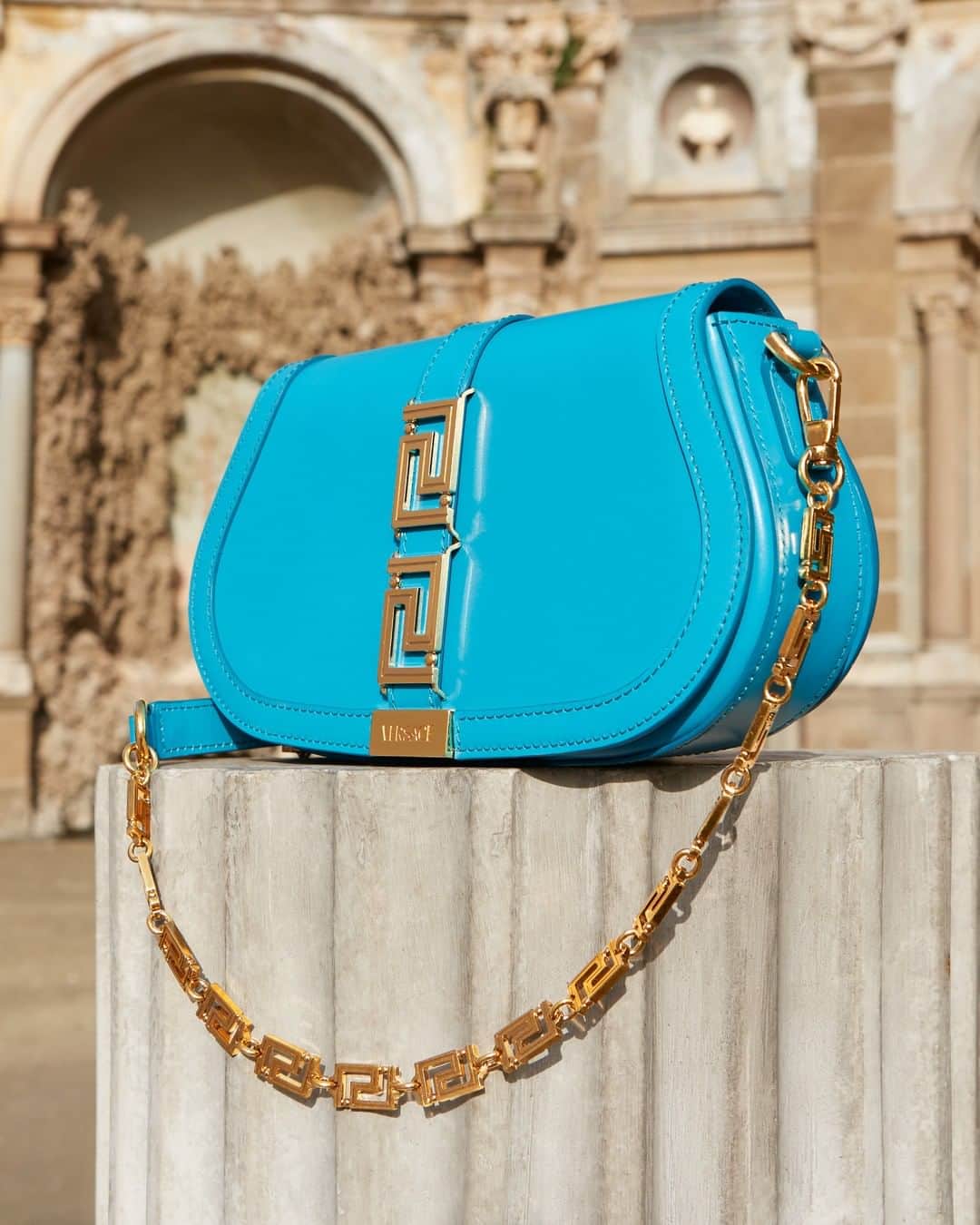 ジャンニヴェルサーチのインスタグラム：「Alternate color options in the #VersaceGrecaGoddess bag, each defined by the metal Greca in burnished gold for #VersaceFW22.  Now at Versace.com via the link in bio.」