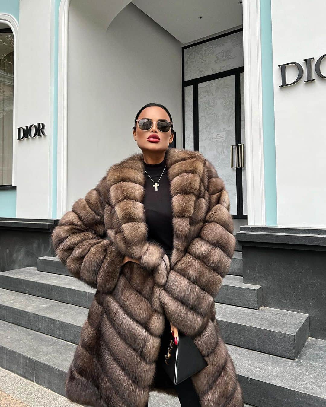 Nita Kuzminaのインスタグラム：「Бутик @mexasandradolina с роскошным выбором на любой вкус меховых и кожаных изделий ♠️ Приобрела у них элегантную шубку из соболя, которая теперь будет согревать меня в холодные вечера и подчёркивать мой утонченный стиль.. Это любовь любовная! 🖤 @mexasandradolina」