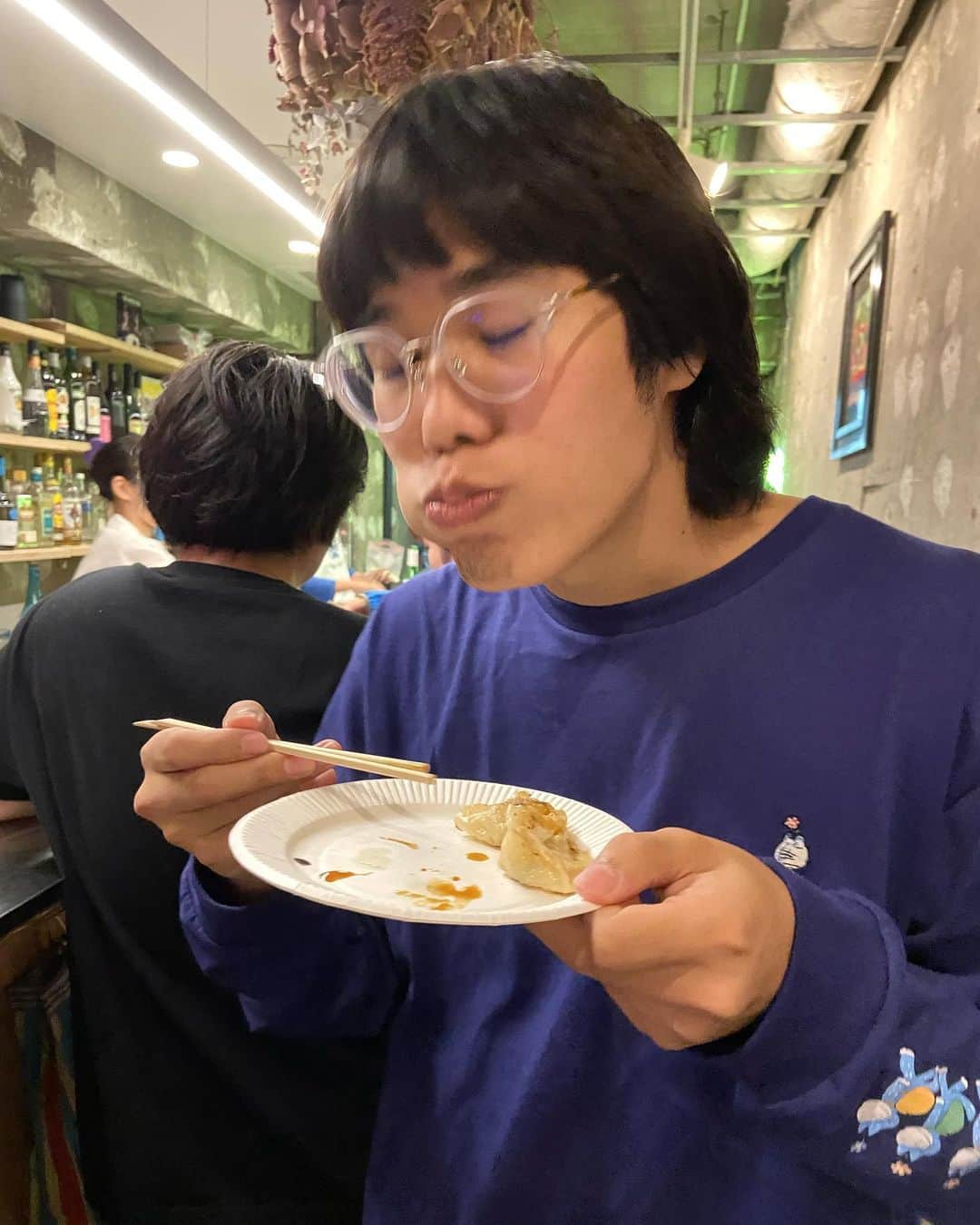 津久井コブシのインスタグラム：「餃子バー🥟 #11ぴきのねこ  #餃子バー #graniph」