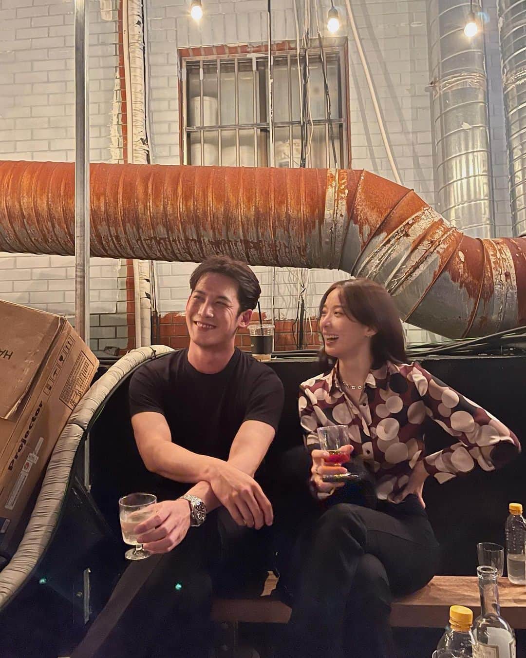 イ・チョンアのインスタグラム：「9월 핑계 좋게 잘 노는 중이다.  오랜 친구 박기웅이는 잘 생긴 미대오빠에서 이제는 작가님이 되었어요  너무 반가웠자네 웅아 🙂🌷  #FriezeSeoul #ca_september」