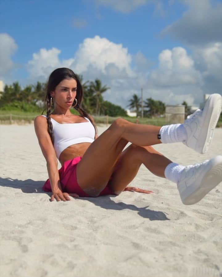 アネラ・サンガラのインスタグラム：「AB workout at the beach with me? 😋💕  @meltdownenergy  #meltdownenergy #energydrink」