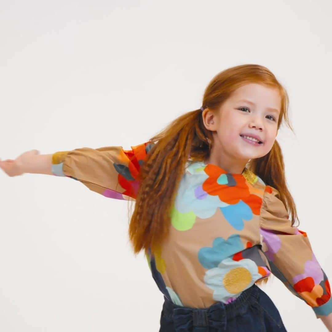 のインスタグラム：「Let's play and get jazzy! ✨🎶✨⁠ Pieces of paper were painted in calibrated colours and cut out into flowers. Together they are the Jazz Flowers! 🌼 ⁠ #oilily #oililyworld #FW22⁠ #fall #winter #womenswear #kidswear #printonprint #oililyandme」