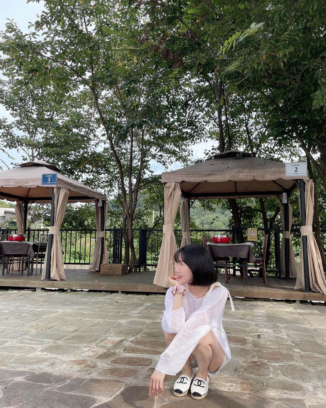 ジンジュ さんのインスタグラム写真 - (ジンジュ Instagram)「⠀ 반팔은 춥고 긴바진 더운데 운동환 덥고 슬리퍼는 추운 날씨 오히려 좋댜  #가평 #글램핑」9月15日 1時06分 - shining_jinju