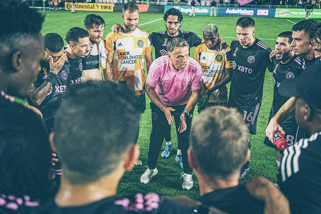 フィリップ・ネヴィルのインスタグラム：「Starting the game and finishing the game on different days!  A great team spirit shown to get the 3 points despite the difficult circumstances.」