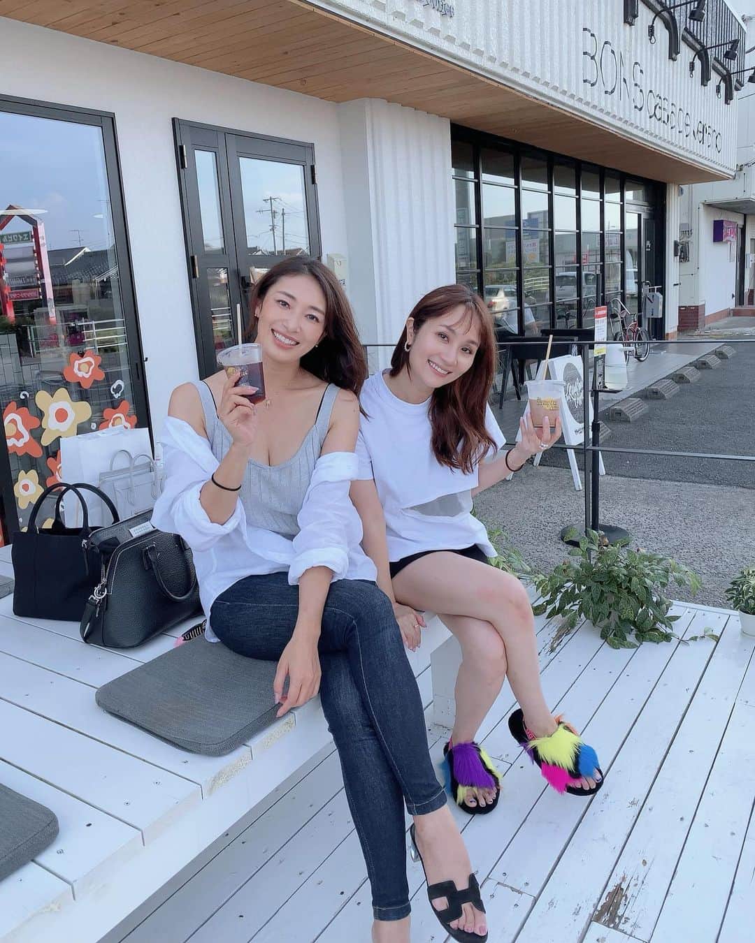 のインスタグラム：「久々のお友達とコーヒー飲みにドライブに連れてってもらえたよ💓  運転できるって、本当カッコいいなぁ🥺💕  #friend #private #thankyou  彼女のお店にそろそろ行きたいなぁ🥰🍹」