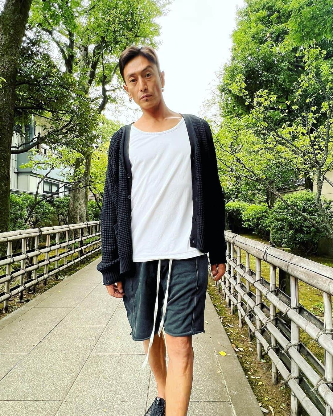 伊勢谷友介のインスタグラム：「大分涼しくなって来ましたので、羽織りましたよ、大好きな服！ 　HUE君の服、Deluxからカーディガンの紹介！  　僕でも少し余るほど袖が長く、それと比べて身丈は短めの形。所々に穴が空いていて、優しい形の中に、パンクな印象がプラス。半パンでもロングパンツでもしっくりくるのは、使い勝手を自由にしてくれる。 　安売りが今の日本の生産背景、経済をダメにした事を考えても、大切に作り込まれた値の張る服は、着て良し、社会も良し❣️  　大切に着たいと思います♪  @hue_deluxe  @deluxe_jp  #delux  #deluxeclothing  #casual  #メンズコーデ  #カーディガン  #カーディガンコーデ」