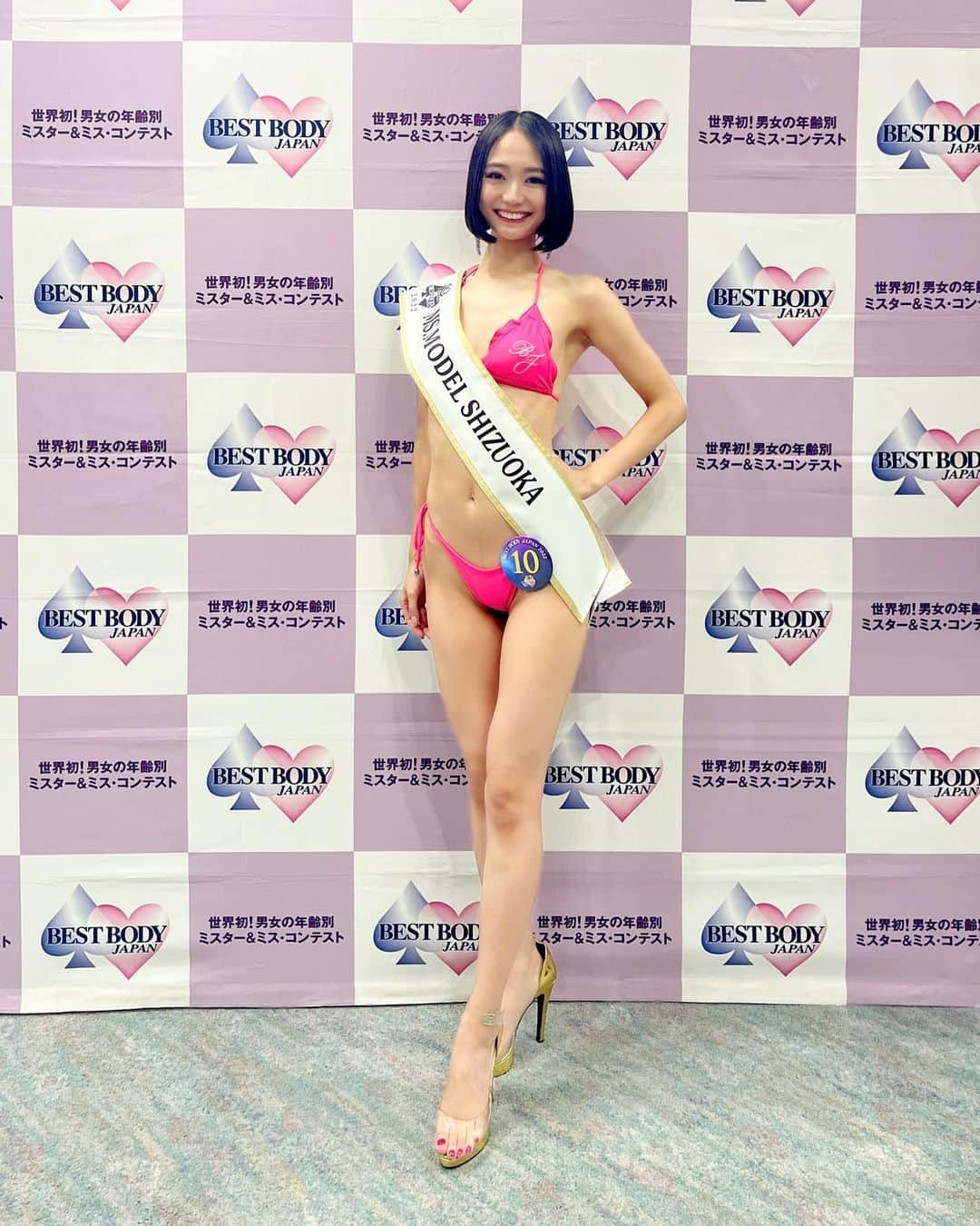 緑川静香のインスタグラム：「ベストボディジャパン2022静岡大会 モデルジャパン部門 レディースクラス ⁡ 400点満点グランプリ🥇 ⁡ 頂きました😭❤️❤️ ⁡ 名前を呼ばれた時は嬉しすぎて思わず涙溢れてしまいました😢 ⁡ というのも、東日本大会を終え、基礎からの見直しを計りました。 ヘアメイクの研究はもちろんですが、特に規定ポーズ。ひたすら鏡とにらめっこし(顔は笑ってます。笑)、動画撮っては観て撮っては観てを繰り返し、とにかく暇さえあればポージングして、身体に染み込ませました。 とにかくベストボディジャパンを想って過ごした日々🥹 ⁡ もちろんまだまだ課題はあります。 なんせステージでは緊張しすぎてせっかく練習した事ができてない所も多々ありました🥹 そこは本当に悔しいところ。 ですが、日本大会までやるべき事も見えてきて、私にとって本当に、とてもとても重要なグランプリでした。 ⁡ あと、Shizuokaって、oを取ったらShizukaになるから、絶対取りたかったんだ🥹笑 ⁡ なにより、ステージが楽しかった☺️✨ ⁡ この日までにたくさん助けて頂いた皆様はまた改めて載せますね✨✨✨ ⁡ まずは 長丁場審査をして下さった 谷口会長 吉田理事 @kazu1963618  仁美先生 @hitomiwin  hako先生 @hakobody  ⁡ ホントにありがとうございました。 ⁡ そして会場準備から撤収、裏側のケアや優しい声がけをして下さったスタッフの皆様 @bestbodyjapan  ⁡ いつもたくさん学ばせて頂いております @bestbodyjapan.lesson  ⁡ ありがとうございました。 ⁡ まだまだ日本大会まで楽しみながらブラッシュアップをしていきます！！💪☺️ ⁡ #bestbodyjapan #ベストボディジャパン #ベストボディジャパン静岡大会 #モデルジャパン  #祝杯は静岡の日本酒です #磯自慢 でした #久々のお酒は身体に沁みました」