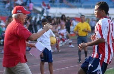 カルロス・バッカのインスタグラム：「Con el que empezó todo 😍😍 😍😍 VAMOS QUE VAMOS MI @juniorclubsa ❤️❤️❤️❤️🤍🤍🤍🤍🦈🦈🦈🦈」