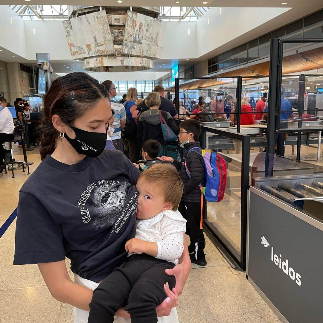 ジュリー・ロッシュさんのインスタグラム写真 - (ジュリー・ロッシュInstagram)「Breastfeeding is one my favorite  way Elio and I connect💕 It was also the hardest thing I had to go through at the beginning! It was extremely painful for me just clueless about everything and I was so worried if he was getting enough milk since that was the only source of nutrition he was getting. But thanks to my amazing friend @livlogolding and Stephanie from @lactationnetwork Helped me every step of the way until I was a happy mama who loves Breastfeeding💗💗💗 and I hope people talk about it more and can be more educated than I was! #breatsfeeding #breastfeedingawareness」9月15日 13時53分 - julierochemiya