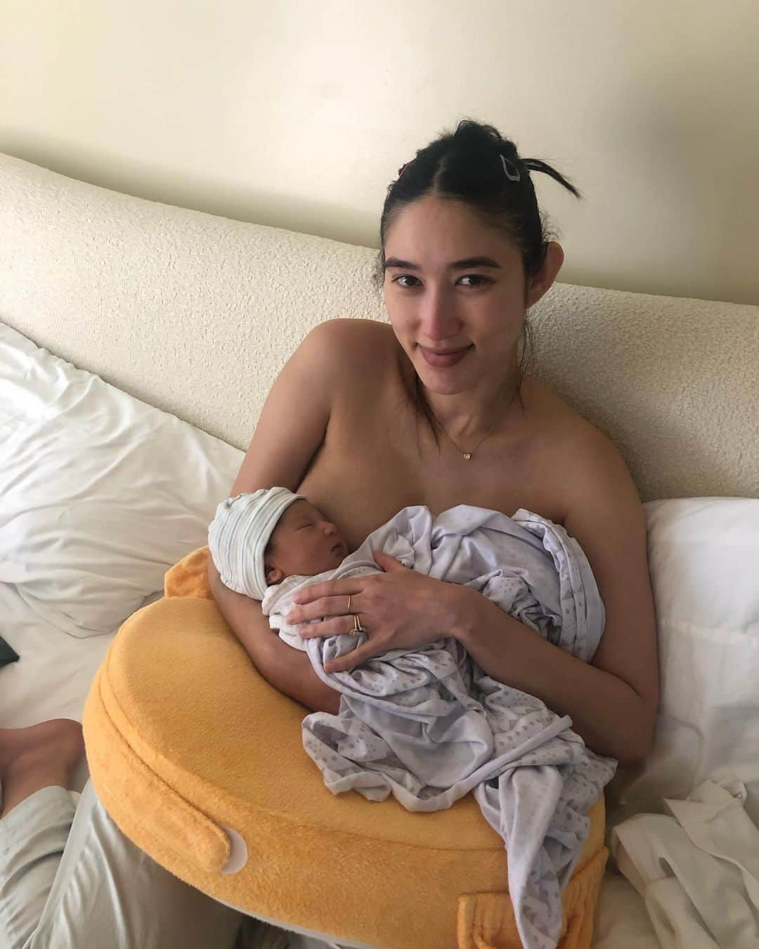 ジュリー・ロッシュさんのインスタグラム写真 - (ジュリー・ロッシュInstagram)「Breastfeeding is one my favorite  way Elio and I connect💕 It was also the hardest thing I had to go through at the beginning! It was extremely painful for me just clueless about everything and I was so worried if he was getting enough milk since that was the only source of nutrition he was getting. But thanks to my amazing friend @livlogolding and Stephanie from @lactationnetwork Helped me every step of the way until I was a happy mama who loves Breastfeeding💗💗💗 and I hope people talk about it more and can be more educated than I was! #breatsfeeding #breastfeedingawareness」9月15日 13時53分 - julierochemiya