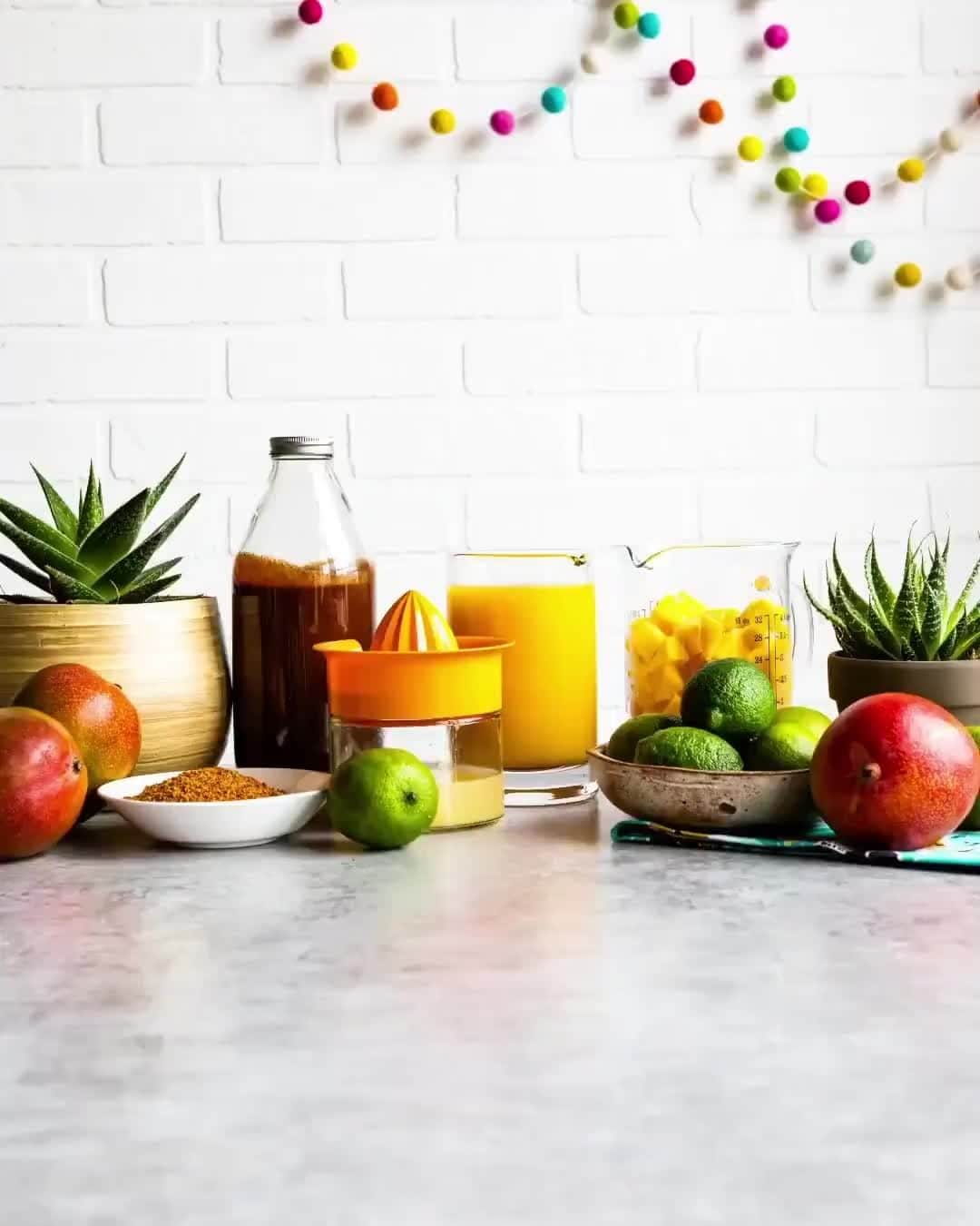 Simple Green Smoothiesのインスタグラム：「Let's end the summer season with a bang! This mangonada recipe has got it all: sweet, tangy, spicy and colorful. You will feel like you are in a mexican vacation sipping on a flavorful drink 🍹🌶️ (don’t worry it’s not tooo spicy!)  Go over to our blog post in the link in bio to take a peak at this amazing recipe where we explain how to make the spicy chamoy and a tamarind straw! This takes the recipe to a whole new level.⁣ ⁣ ⁣ #spicy #greensmoothie #healthyfoodshare #healthyhabits #Breakfast #simplegreensmoothies #eattherainbow #plantbased」