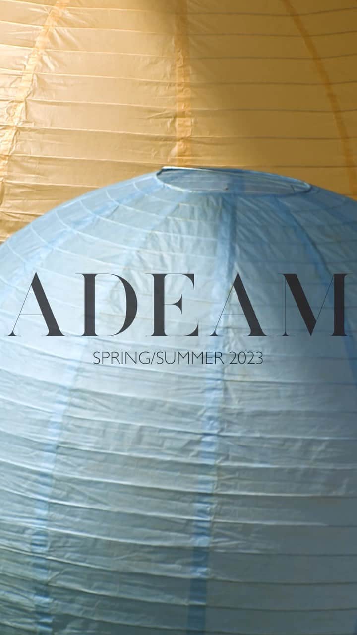 アディアムのインスタグラム：「#ADEAM Spring Summer 2023 Show.   This season #ADEAM celebrates its 10-year anniversary with an in-person show at #NYFW.   Matsuri, the Japanese summer festival, inspired the #ADEAM Spring Summer 2023 Collection. Matsuri holds a special place for many who spend time in Japan during the summertime. Streets are decorated with colorful paper lanterns, and fireworks sparkle in the night sky, adding an extra touch of festivity.   Oversized ruffles and voluminous silhouettes with asymmetrical seams embody the energetic mood of the festival, echoing fireworks in the night sky.   This season’s floral print is inspired by traditional Japanese woodblock prints, paying homage to the craftsmanship of Japan. Pleating and textured fabrics add festive rhythm to the collection.   We hope you enjoy our Matsuri— as with the summertime festivals in Japan, the excitement is meant to be shared with everyone.」