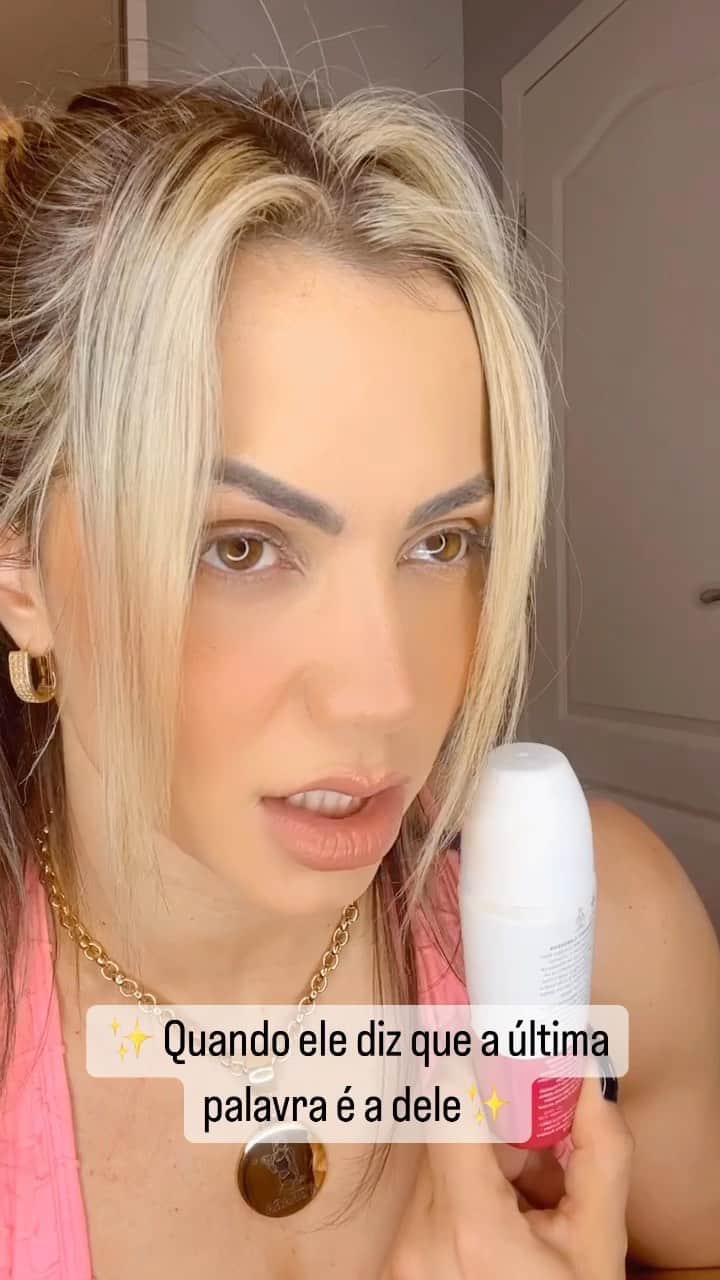 のインスタグラム：「Já usou esse DESODORANTE PARA SUMIR COM MANCHAS 😱😍 da depilação ? Ele é da @rosaselvagemskincare e é incrível !!! Melhor forma de fazer o tratamento para manchas e FOLICULITES sem chances de esquecer, afinal da para levar na bolsa. . CUPOM VIVI10- desconto + frete grátis 😍」