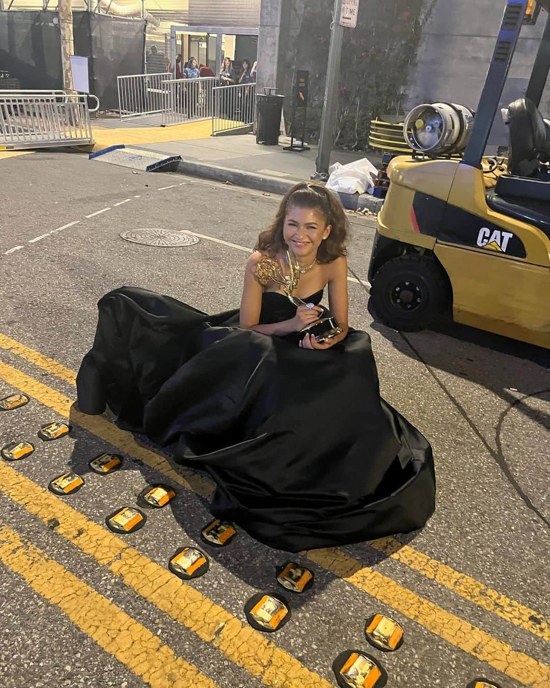 ゼンデイヤのインスタグラム：「When your feet hurt but you got a whole lot to smile about. Still absolutely beaming, thank you from the bottom of my heart.」