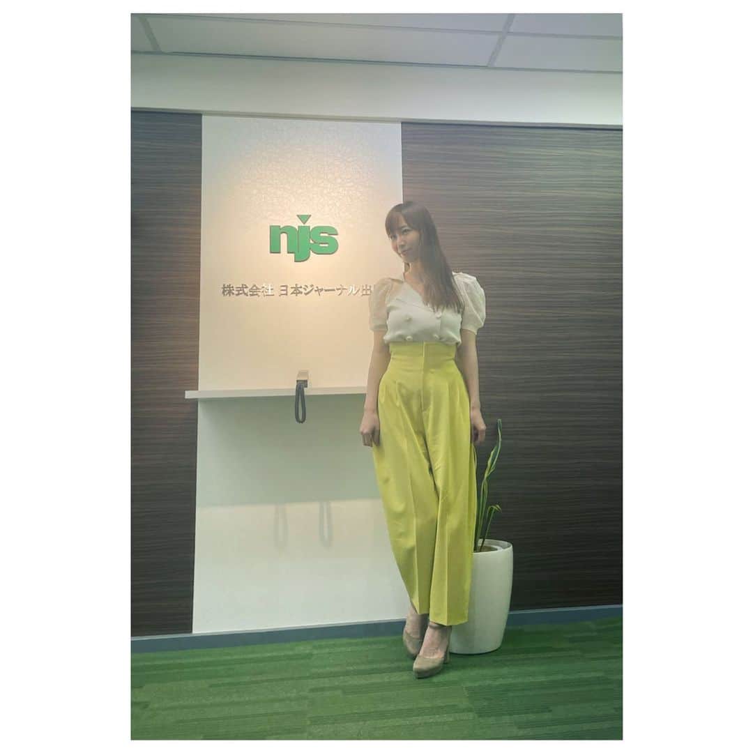 塩地美澄のインスタグラム：「☀️おはよ~☀️ 最新写真集からの先行カット そしてインタビュー取材していただいた記事が きょう発売の『週刊実話（日本ジャーナル出版）』に 掲載となっています。  写真集「瞬間」は遂にあす発売です。 サイン入りの写真集をご希望の方、お時間の許す方は明後日のお渡し会にお越しくださいね♪  ✅8/26イメージDVD「艶やか美」発売  ✅9/16写真集『瞬間（とき）』発売 ※プロフィール欄からご予約可能です  ✅9/17  15時〜写真集お渡し会in書泉ブックタワー  ✅9/18 はなまる撮影会　出演 #塩地美澄」