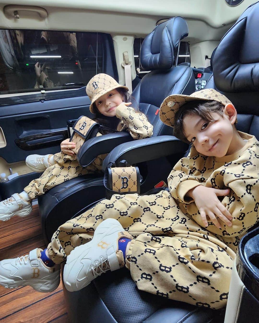 パク・チュホさんのインスタグラム写真 - (パク・チュホInstagram)「#광고 요즘 날씨가 캠핑하기 너무 좋은 날씨인데 아빠가 경기가 너무많아 캠핑은 못가고 MLB와함께 근처에서 바람쐬고왔어요 🥰  . #협찬 #MLB키즈모노그램 #MLB키즈맨투맨 #MLB키즈모자」9月15日 12時01分 - milany_p