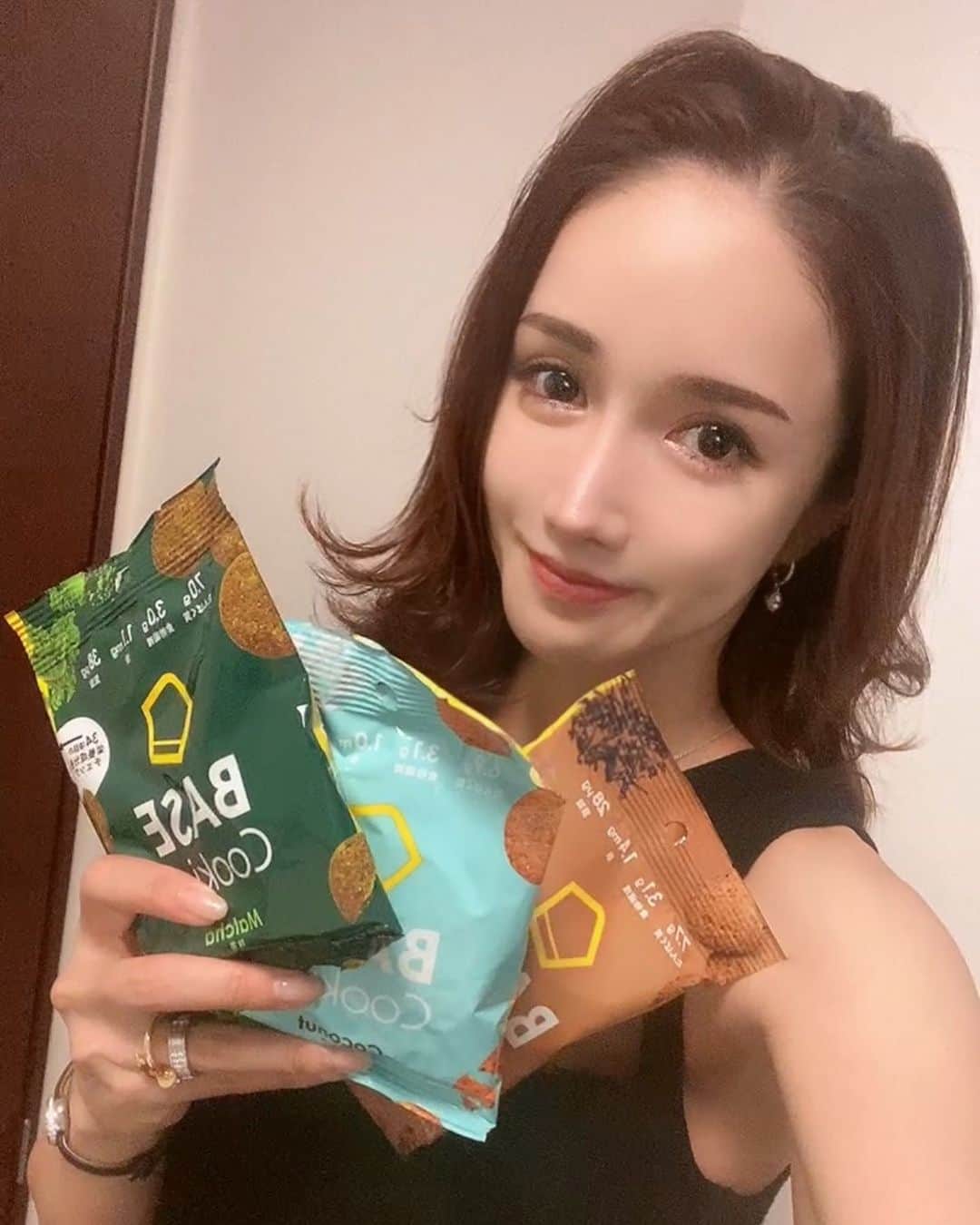 ゆみのインスタグラム：「@basefood_tokyo さんのアンバサダーさせて頂いてます✨🍞 一つの商品に26種類のビタミン・ミネラル・タンパク質・食物繊維など必要な栄養素が ぎゅーーっと詰まってて尚且つ美味しい👏🏻  全粒粉ベースの良質なら糖質なので罪悪感無く食べれます❤️ 腹持ちも良いので最高❣️  個人的には温めて食べるのが美味しいです❤️ 今度パスタも食べてみようと思います🍝  ダイエット、美肌、健康に 良いのでまだ食べてない方は試してみて下さい🍞 私は毎日食べてます❤️  PR✨#basefoodlife #basefood #美食#美肌#ダイエット#腸活#高タンパク#タンパク質#栄養素 #パン好き #筋トレ #筋トレ女子」