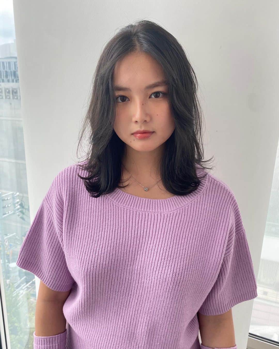 箭内夢菜のインスタグラム：「溝口さんに、髪色黒にして頂きました🖤  最近、この長さがなんだかんだ一番ちょうどいいかもと思い始めてます🤭  溝口さんのカットは、2way前髪にできたりいろんな髪型楽しめるから最高です🥰 ありがとうございました～*ﾟ   #zacc」