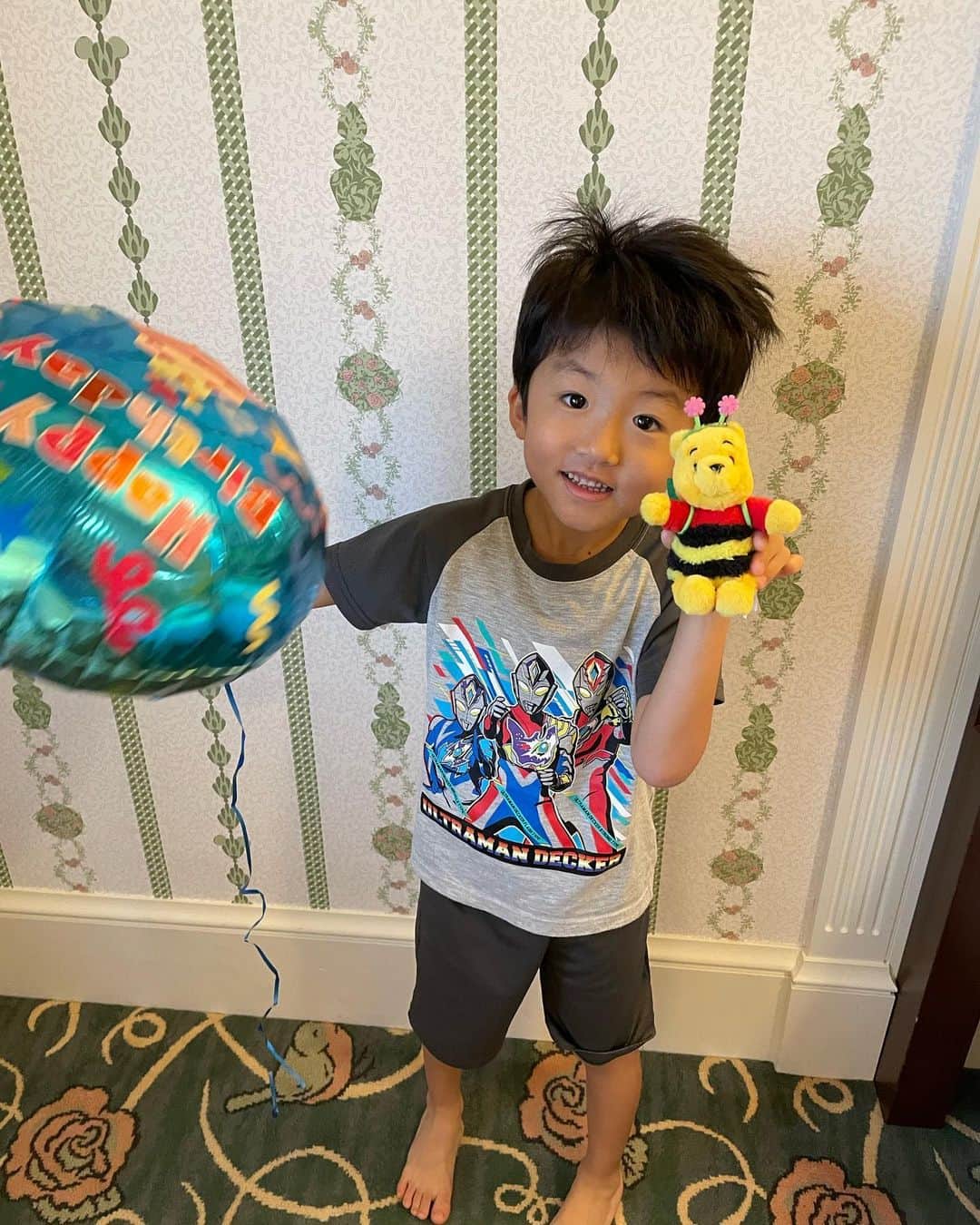 桜井奈々のインスタグラム：「５歳のお誕生日無事に 迎えられました💕  ４歳ラストはディズニーシー♫ ５歳初日はディズニーランド♫  ランドホテルにお泊りして  大人も子供も夢のような二日間でした✨  メッセージくれた皆様ありがとうございます😊♪引き続きマイペースな息子の成長を楽しみたいと思います！！  いつもありがとうございます💕  #５歳#お誕生日#ディズニー #ディズニーランド#ディズニーシー #男の子ママ ＃男の子#disney」