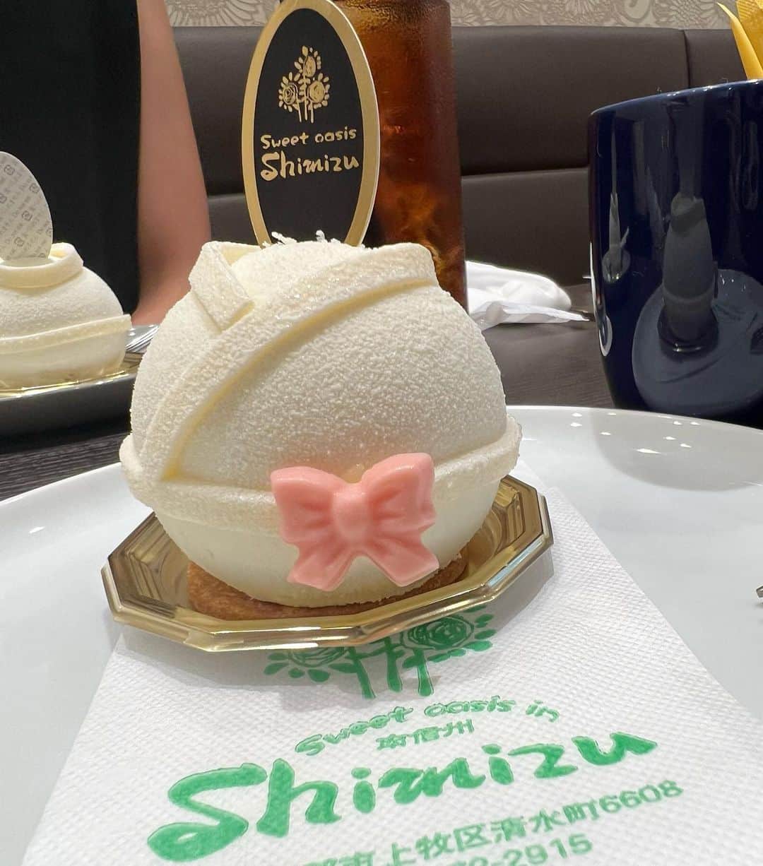 中村かなのインスタグラム：「🧖‍♂️ ・ ・ 本日発売✨✨　 ・ 菓匠 shimizu 【 @kasho_shimizu.sakae 】 × バスローブ王子 aka 名古屋のキムタク 【 @nagoyastyle 】さん とコラボのケーキ🤍🤍🤍 📣9/15〜 期間.数量限定ですよ ・ 見た目もちゃんとバスローブでかわいい🤍🤍🤍 このケーキ中身の色とお味であたりがある遊び心満点な楽しいケーキ🍰 私は当たらなかったけど🤣 当たるといいことあるみたい😄 ・ 試食会では @nagoyastyle さんが バスローブ姿だったので🤣 びっくりしたけど…さすがです🤣👏 ・ 長野からやってきた @kasho_shimizu.sakae さんは かわいすぎるワンちゃんケーキとか🐕お花のケーキ💐とか 見たことないかわいいケーキばかりでした🤍 ・ ・ 📍菓匠shimizu 名古屋栄店 名古屋市中区栄2丁目7-23 ヴィー・クオレレジデンス1F 🕑11：00～18：00 🗓 火・水曜日 ・ ・ ・ #菓匠shimizu #栄スイーツ #栄カフェ #栄グルメ #名古屋スイーツ #名古屋カフェ #名古屋グルメ #期間限定スイーツ #期間限定」