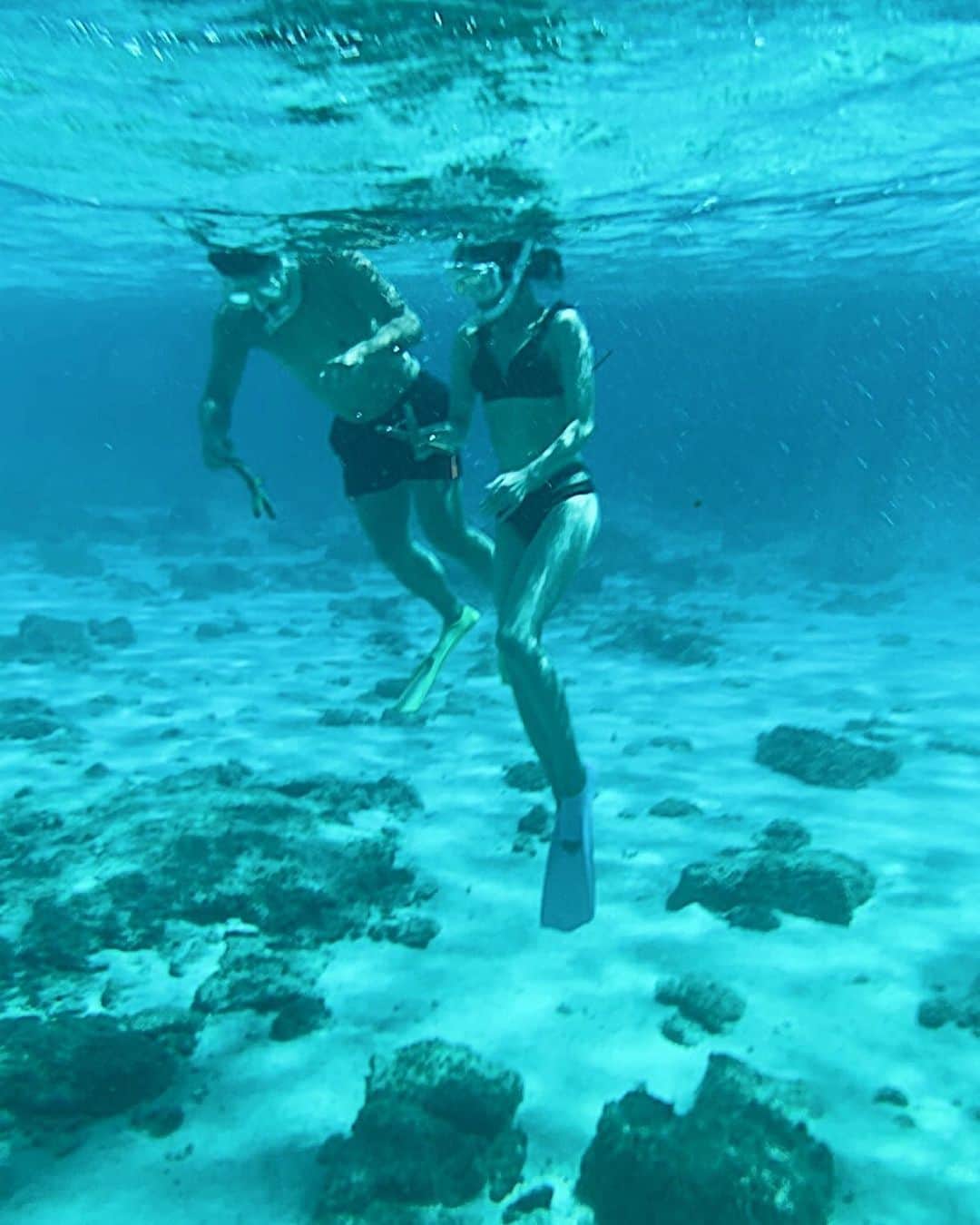 愛菜さんのインスタグラム写真 - (愛菜Instagram)「定期的に海に潜りたくなる🐠 この写真は２年前🏖 一回潜ると楽しくて海から あんまり出てこない✋ そのせいでこの時は背中の日焼けが とんでもなかった🔥笑 思い出❤️‍🔥  #座間味島  #沖縄 #シュノーケリング」9月15日 15時06分 - ainaaa0622
