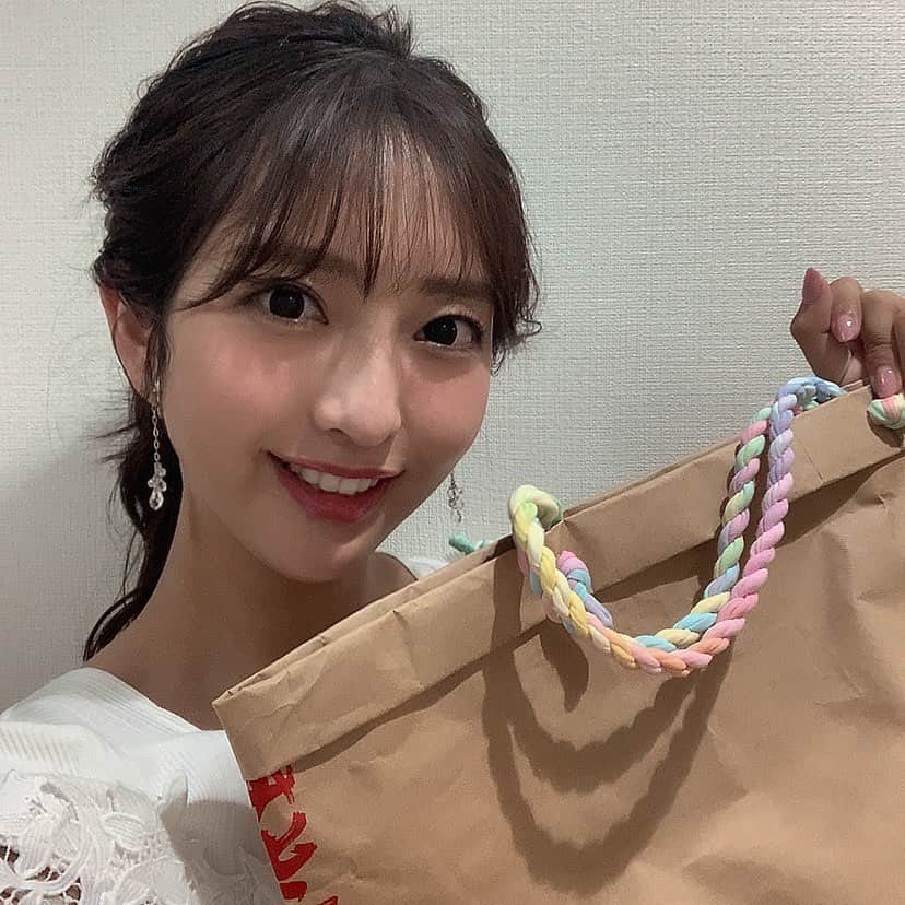 フジテレビアナウンサーのインスタグラム：「藤本万梨乃です✨ ついつい捨ててしまう米袋、なんとバッグとして使えるんです😳 米袋と着なくなったTシャツでバッグを作りました👜色鮮やかなTシャツを使うと、可愛くなりますよ💓 皆さんも真似してみてください！  #藤本万梨乃 #アナウンサー #体感サステナWAVE #楽しくアクションSDGs  ※9/13(火)に放送されました。 こちらFOD若しくはTVerでご覧いただけます！」