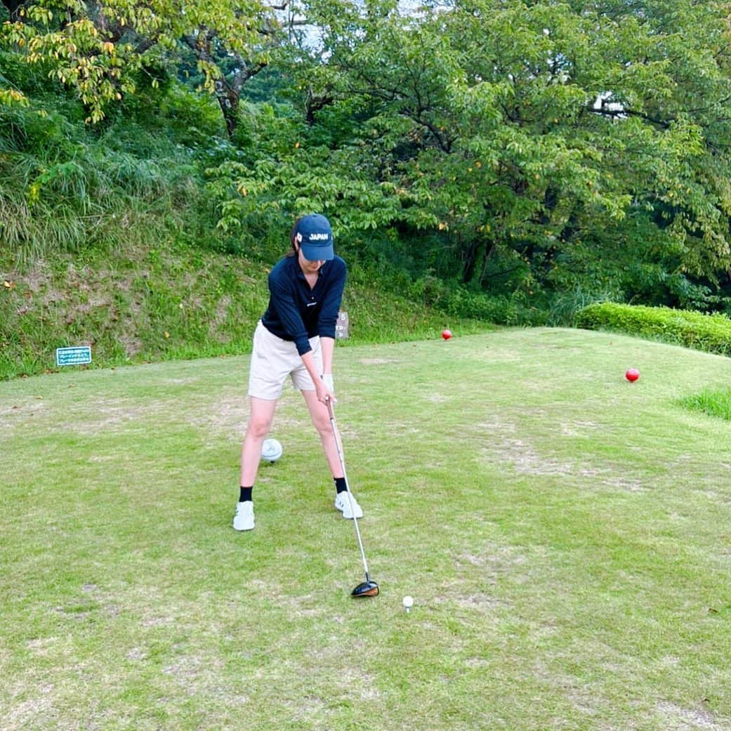 中川聴乃さんのインスタグラム写真 - (中川聴乃Instagram)「最近は少しずつゴルフ🏌️‍♀️を始めています✨スコアはなかなか伸びませんが、飛距離は出るようになりました。  まだまだ良い季節が続くので、練習＋ラウンド周りながらステップアップしたいなぁー！  練習あるのみ‼️  #最近レッスン通い出しました #センスがないから  #練習あるのみ  #ゴルフ女子  #ウェアー @champion_japan  #ゴルフクラブ  @callawaygolf_japan」9月15日 16時18分 - nakagawaakino24