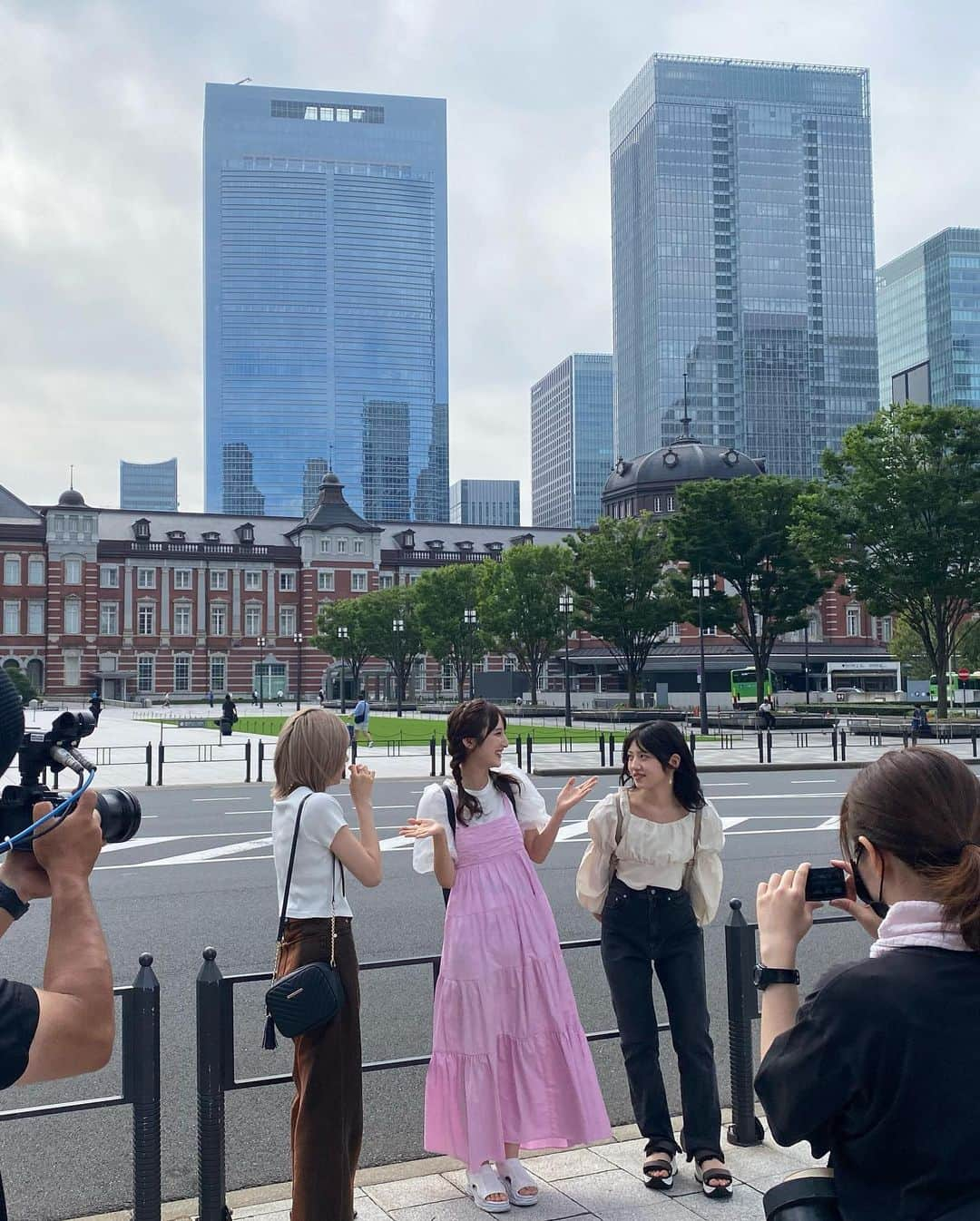 村山彩希さんのインスタグラム写真 - (村山彩希Instagram)「. 本日お仕事が一緒だったもぎさんに写真集を直接お渡ししました❤️  実は、9/11に放送された テレビ東京『#都会じゃできない10のコト』の中で ゆいりー、#茂木忍 さん、#長友彩海 さんで写真集を見ている部分も放送日限定となりますが、放送していただきました...🤭📖  #村山彩希1st写真集普通が好き  #ゆいりー  #村山彩希  #akb48 #13期」9月15日 16時19分 - yuiri_murayama_1st