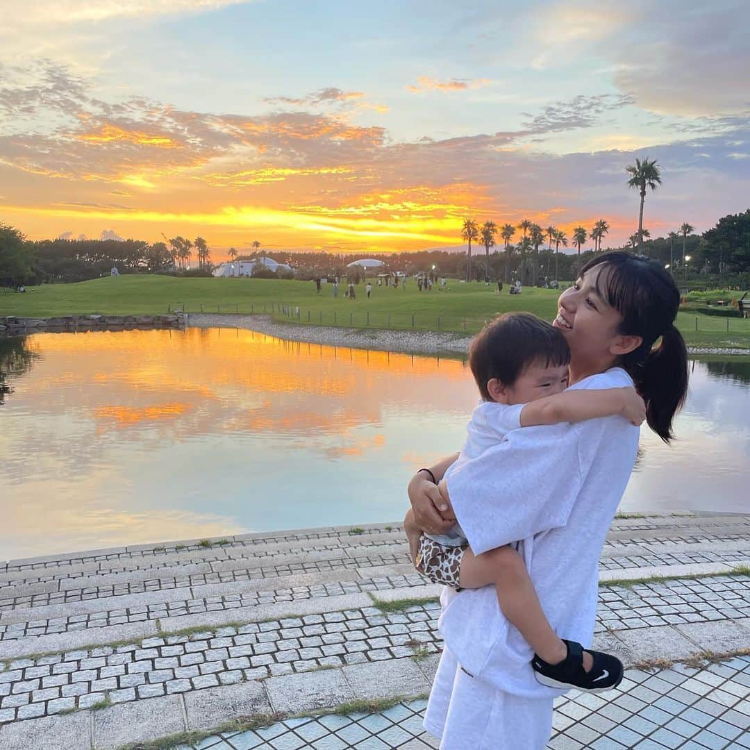 にわみきほのインスタグラム：「. 涼しくなってきましたね🍃 抱っこでも汗だくにならない季節最高です〜〜 やっぱり私は秋が好き🍇🍠🍁  さて今日はお知らせがあります🤍  来月10月10日（月•祝）にスタジオアリスがお届けする ママのミカタPROJECTのオンラインベビーセミナーが 開催されます👶🏻  司会進行を務めます！ 今回で3回目のこのセミナー。 まだまだ知らないことや発見がたくさんで プロの皆さまが優しく丁寧に教えてくださるので 私も毎回とても勉強になります😄　  どなたでもご参加いただけますので 皆さまお待ちしております🕊  @mamanomikata_studioalice のアカウントでも 素敵なプレゼント企画があります🎁 是非チェックしてみてください！  @studio.alice  #スタジオアリス #ママのミカタproject」