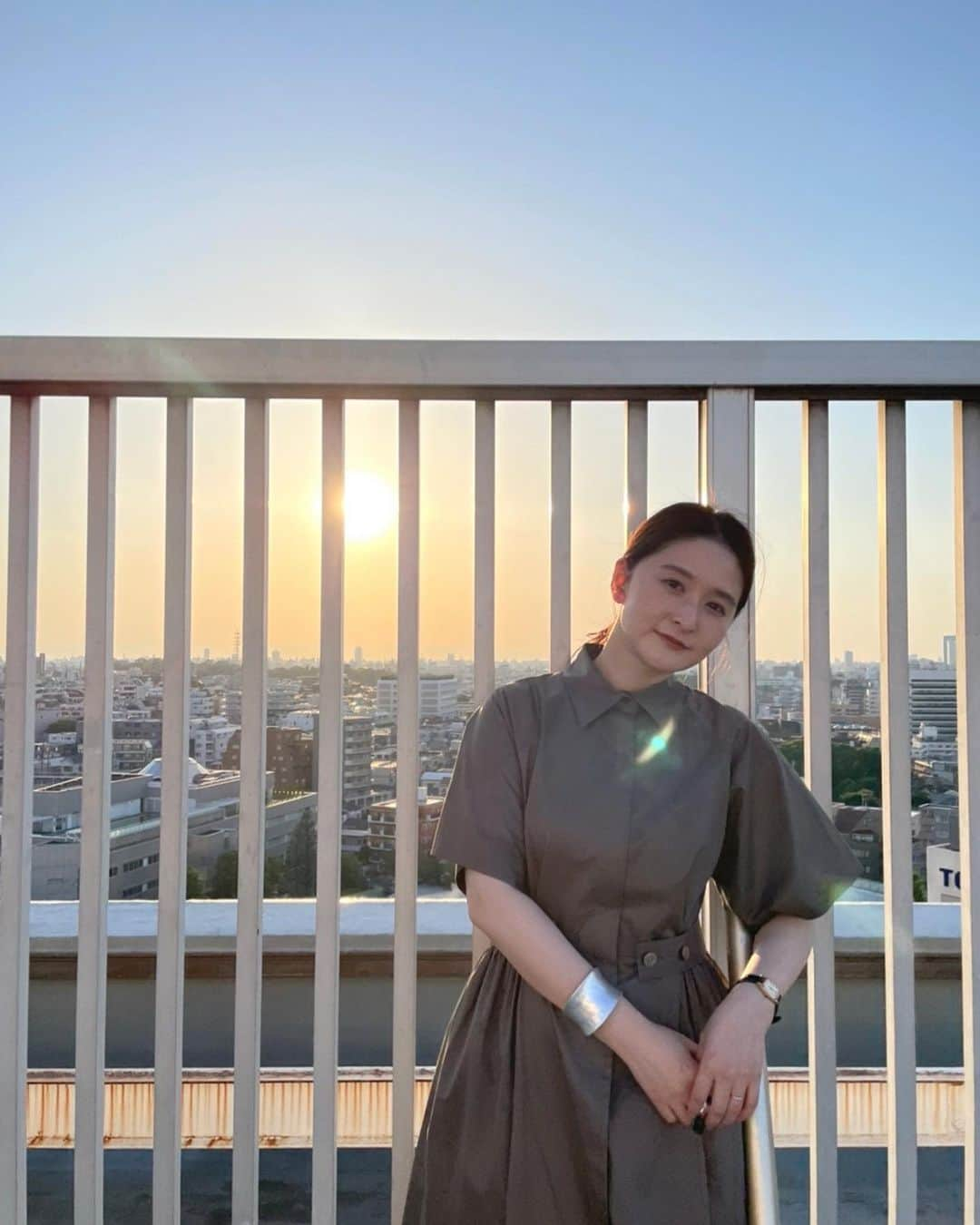 海下真夕のインスタグラム：「. いつかの綺麗な夕日🌇  👗 @casa_fline   #景色#夕焼け #夕日#東京 #ワンピース #casafline」