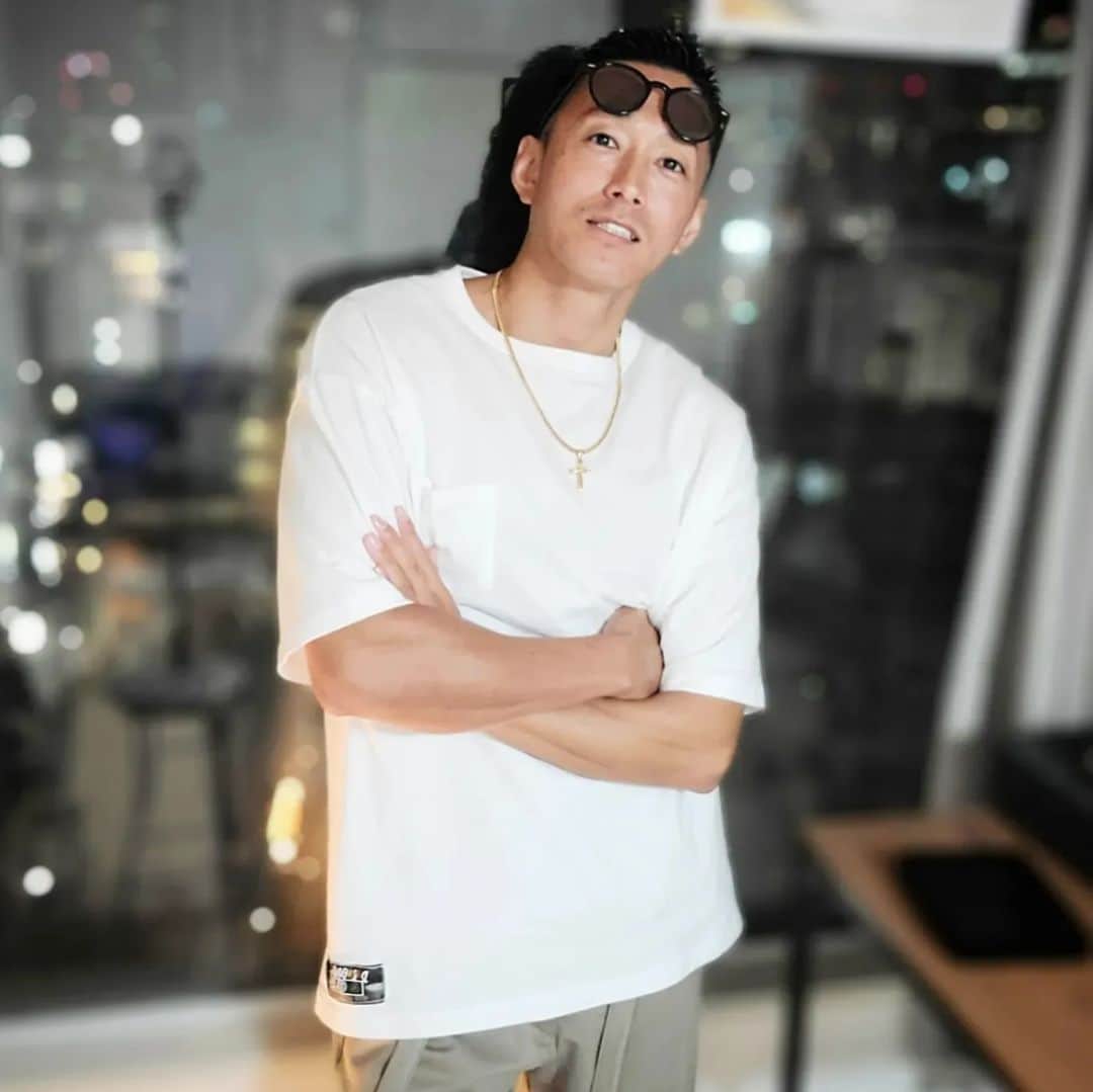 黒石高大のインスタグラム：「昨日は脱毛の日 渋谷の @neutral_mens0601 さんで バッチバチ当ててきた 今までで１番丁寧に施術してくれた けっこう脱毛する部屋って閉鎖的な所多いんだけど ここは窓からの景色もいいし お喋りしながらリラックスして出来た 脱毛重要よ チャンニーも美容に気を使う時代だし 清潔感マジで重要 オレはワキ スネ VIO やってる 誰にも見えない所なんだけど 見えない所も気を使ってなんぼよ 自分に気を使えない人間が 他人に気を使える訳がない たぶんね(笑) #脱毛 #渋谷」