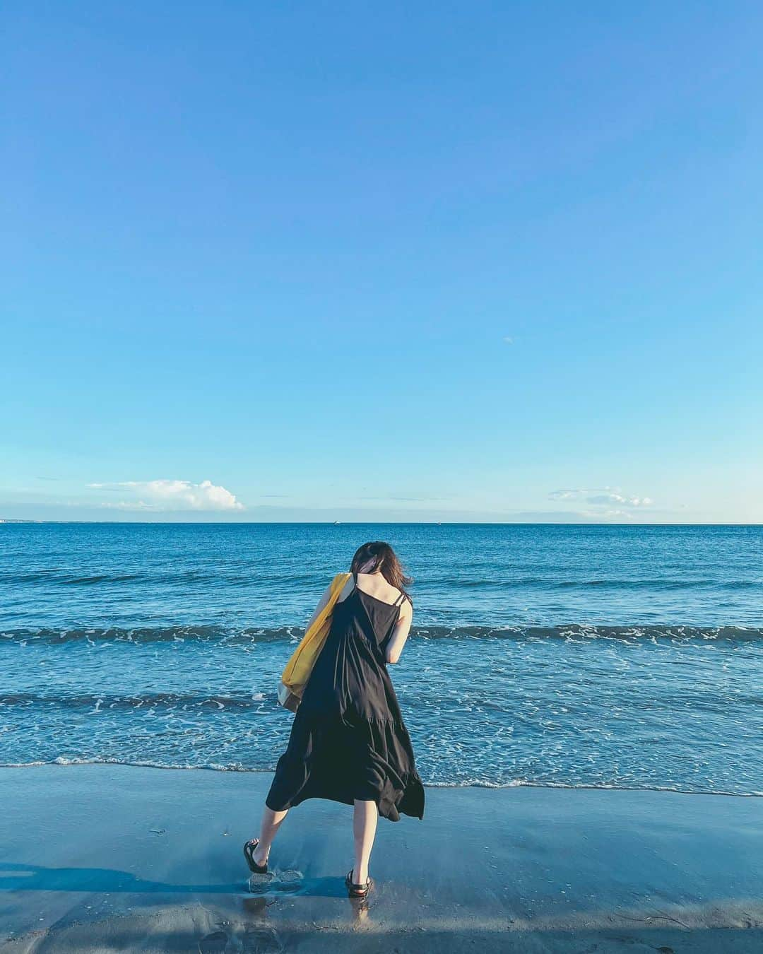 鮎川桃果さんのインスタグラム写真 - (鮎川桃果Instagram)「お久しぶりです 夏といえば海 ってのをギリギリ味わってきた 海岸で水着ギャルは拝めなかったけどね  みなさんも、息抜きするんだよ  昨日「サイレント・ヴォイス season2」8話の再放送だったみたいで…‼︎観たよと教えてくれた方々ありがとうございます🙏」9月15日 17時55分 - momoka.ayukawa_official