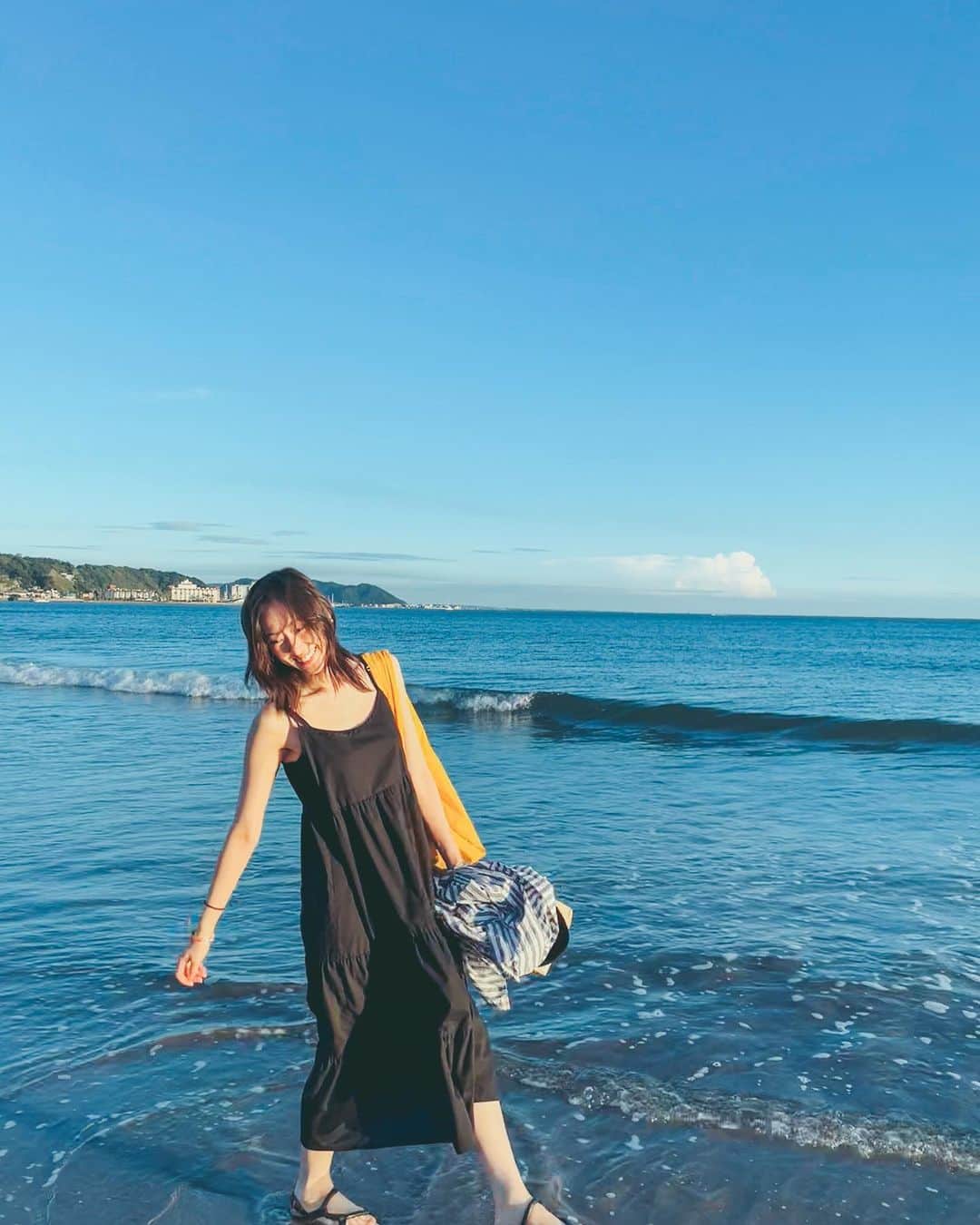 鮎川桃果のインスタグラム：「お久しぶりです 夏といえば海 ってのをギリギリ味わってきた 海岸で水着ギャルは拝めなかったけどね  みなさんも、息抜きするんだよ  昨日「サイレント・ヴォイス season2」8話の再放送だったみたいで…‼︎観たよと教えてくれた方々ありがとうございます🙏」