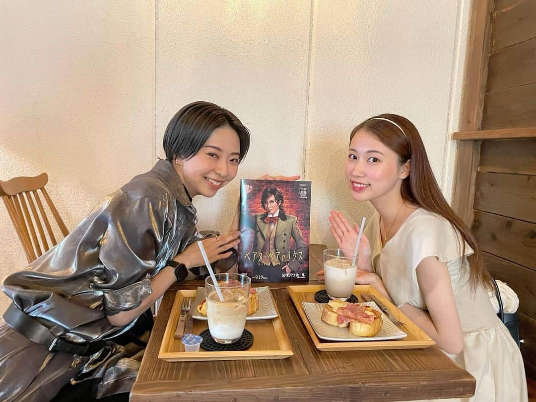 麻倉しずくのインスタグラム：「💙🤍💙🤍💙🤍💙  極美慎さん主演の バウホール公演 ベアタ・ベアトリクス を たっちゃんと観劇させて頂きました✨ とっても素敵な作品でした😭 かりんさんカッコ良すぎました♡ 同期の活躍している姿も見れて大満足です🥺  We will make it ! 元気の出る前向きになれるステキな曲でした✨  始まる前にはたっちゃんとSHIZUKU Coffeeさんに久しぶりにお邪魔させて頂きました！ フレンチトーストが本当に美味しい🤤  #宝塚 #バウホール公演 #極美慎 さん #碧海さりお #颯香凜 #芹尚英 #shizukucoffeeroaster」