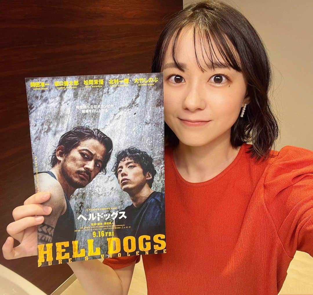のインスタグラム：「今日夜8時〜「モニタリング」にて 岡田准一さん、坂口健太郎さんによるハッピーサプライズのお手伝いをしています🌟  「お2人が突然テレビから話しかけてきたら！？」というサプライズ、 どんな反応になるのかドキドキしながら進行しました！  映画で“最狂のバディ”を演じるお2人が、 抜群のコンビネーションで盛り上げてくれましたよ〜！  初めてのモニタリング、笑顔になれるお仕事でした😊 ぜひご覧ください👀  #モニタリング #ハッピーサプライズ  #ヘルドッグス  #若林有子 #アナウンサー」