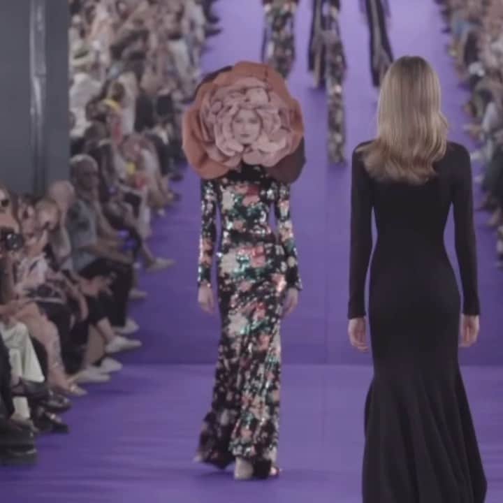 アレクシマビーユのインスタグラム：「The rose walk @alexismabille #hautecouture #show #petals #rosewalk #attitude #sequins # embroideries #roses #alexismabille」