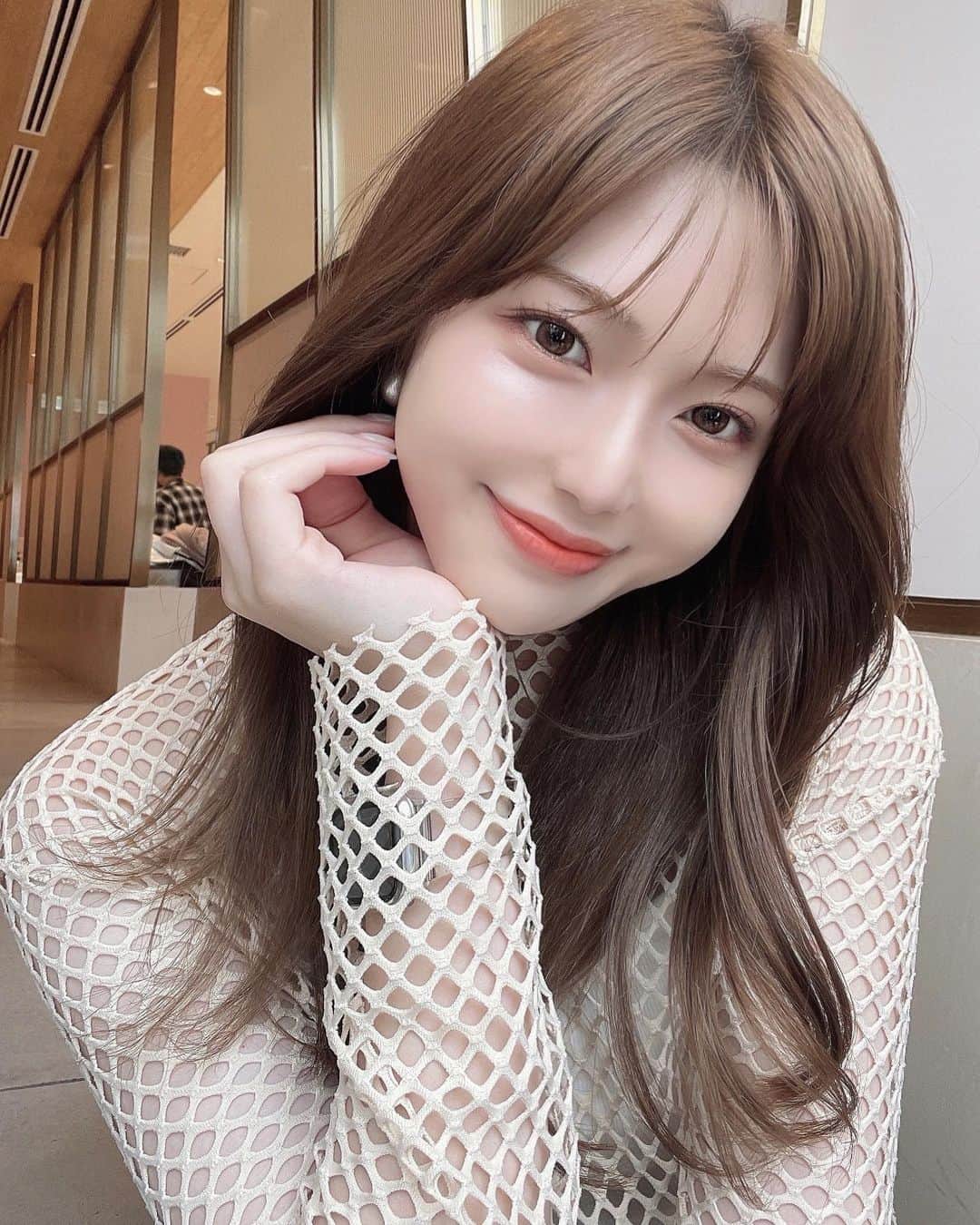 相楽優佳のインスタグラム：「あっぷ 🫥 こういうトップスすぐどこかに引っかかる..笑 _____ #シースルーバング #2wayバング #2way前髪 #秋カラー #透明感カラー #ミルクティーベージュ #ブリーチなしカラー #あみあみトップス #メッシュトップス」